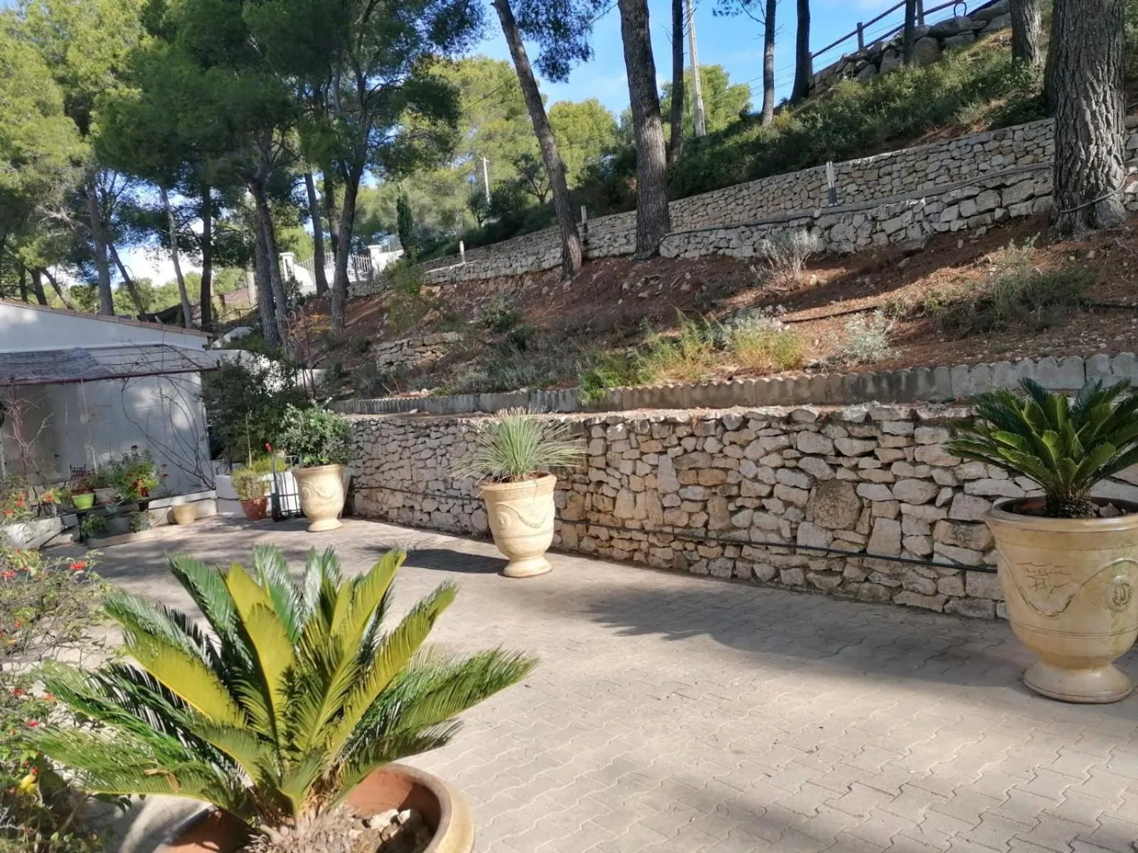 Inner courtyard view in Le Mas des Roches à Velaux