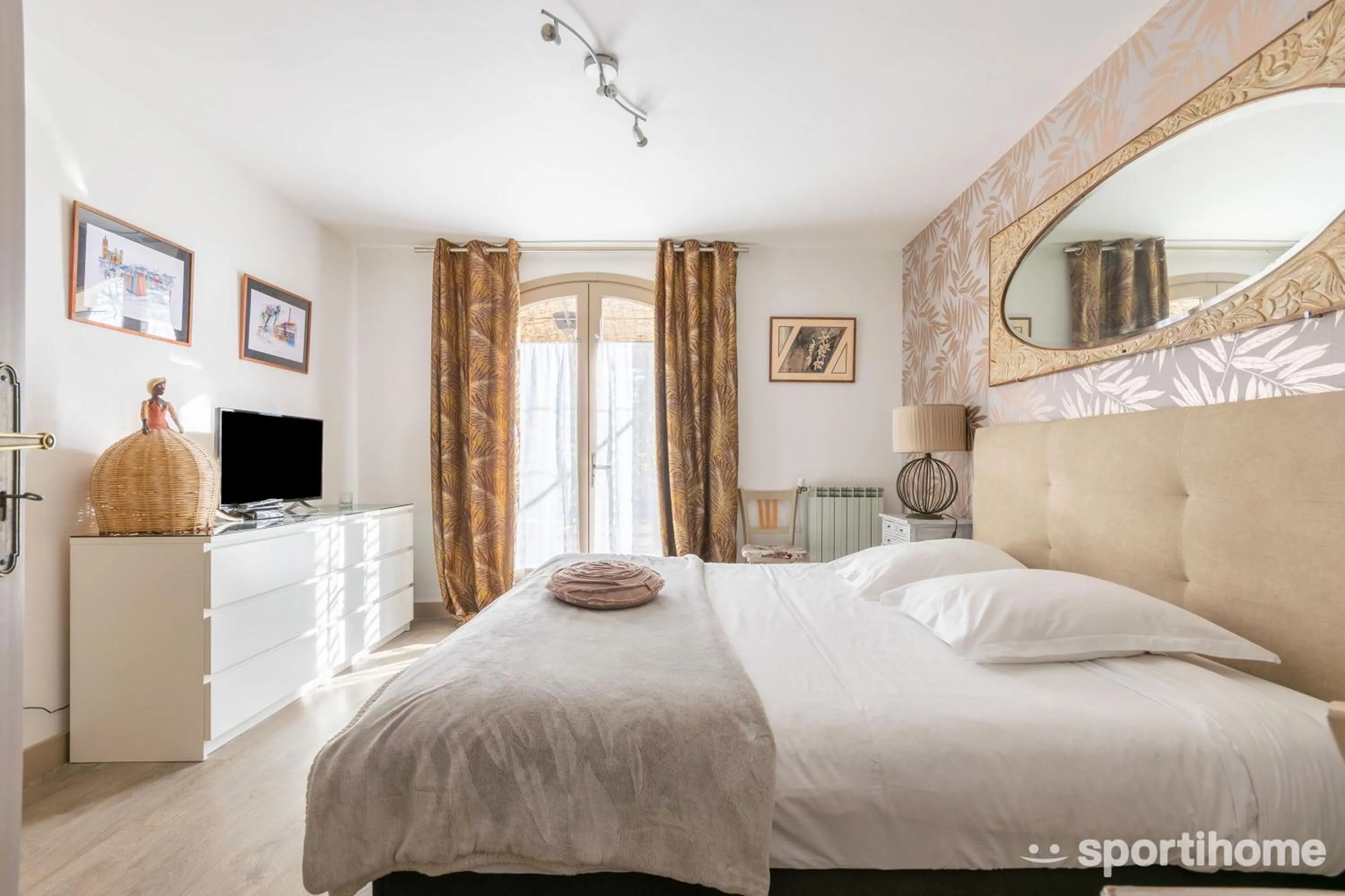 Photo of the whole room, Bed in Le Mas des Roches à Velaux