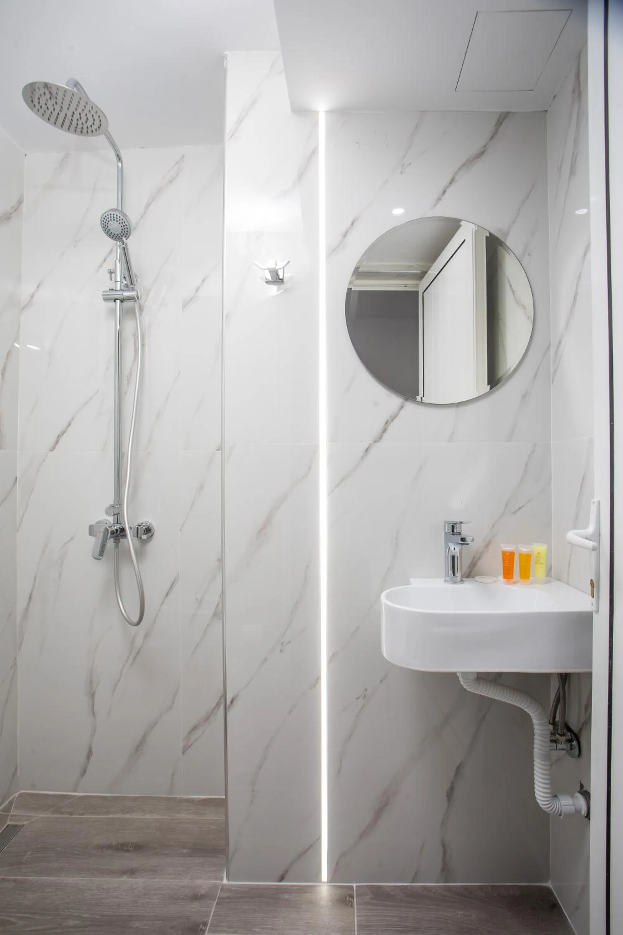 Shower in Vickys Faliraki