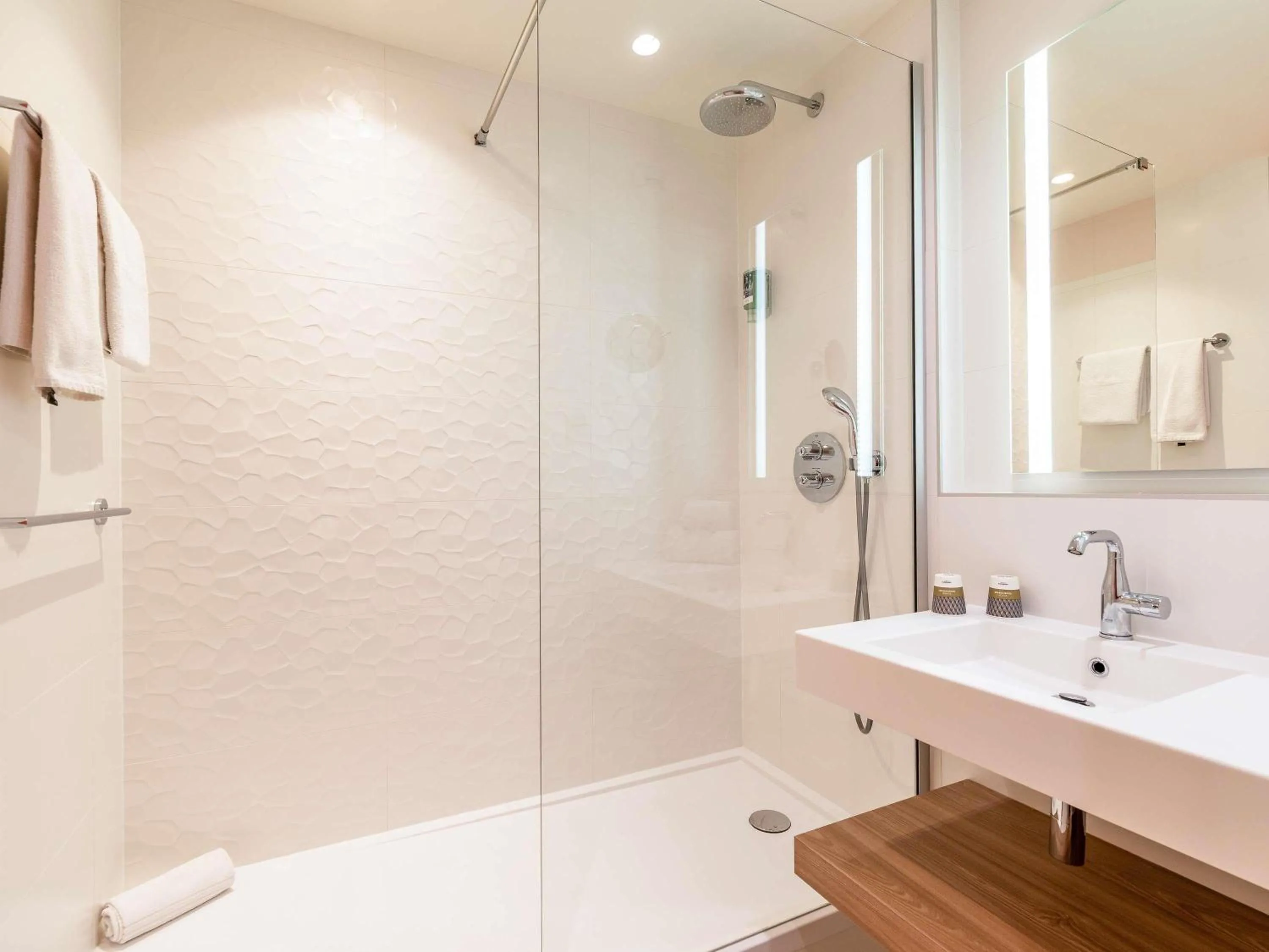 Bedroom in Mercure Marseille Centre Prado Vélodrome