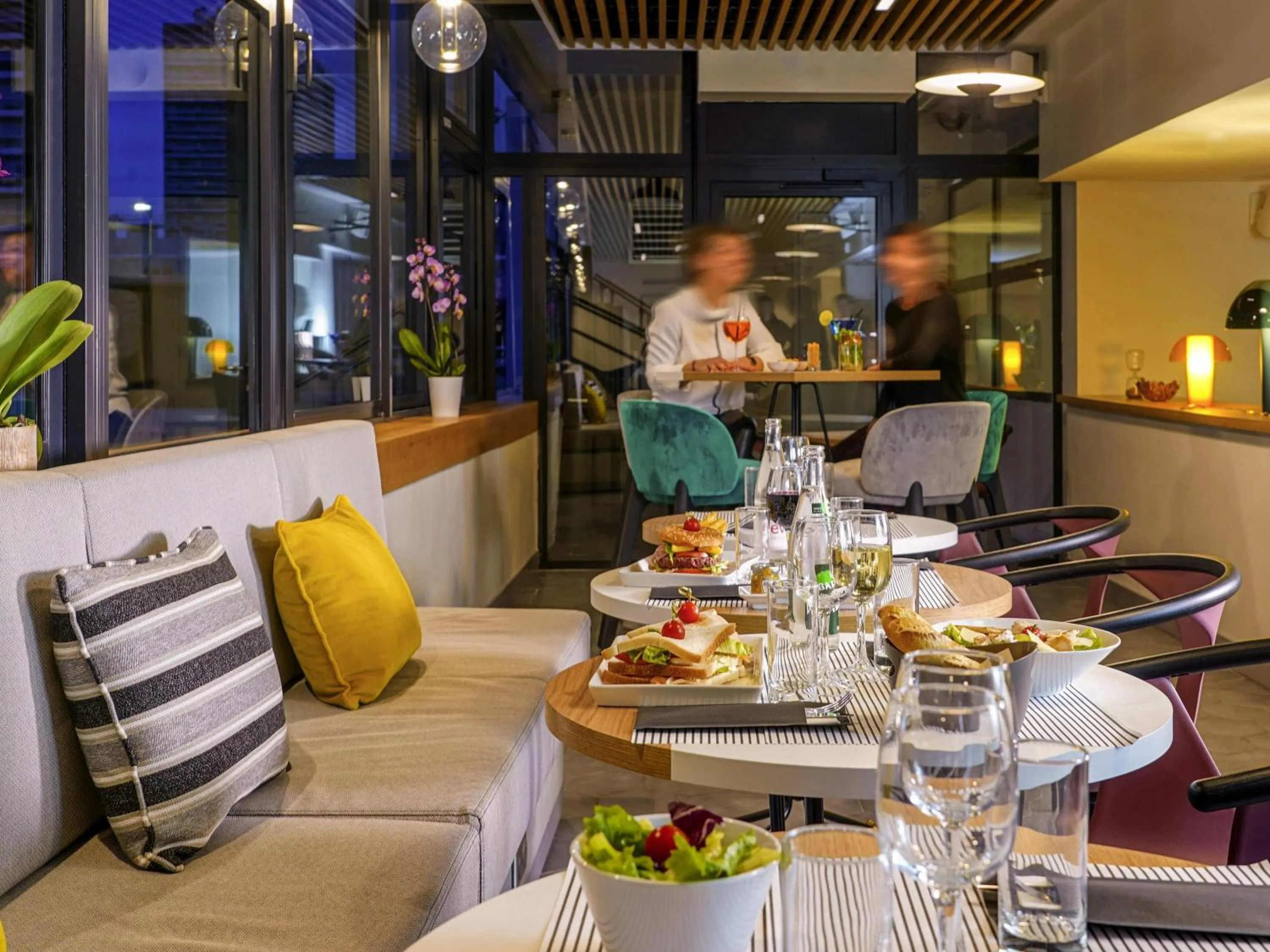 Lounge or bar in Mercure Marseille Centre Prado Vélodrome