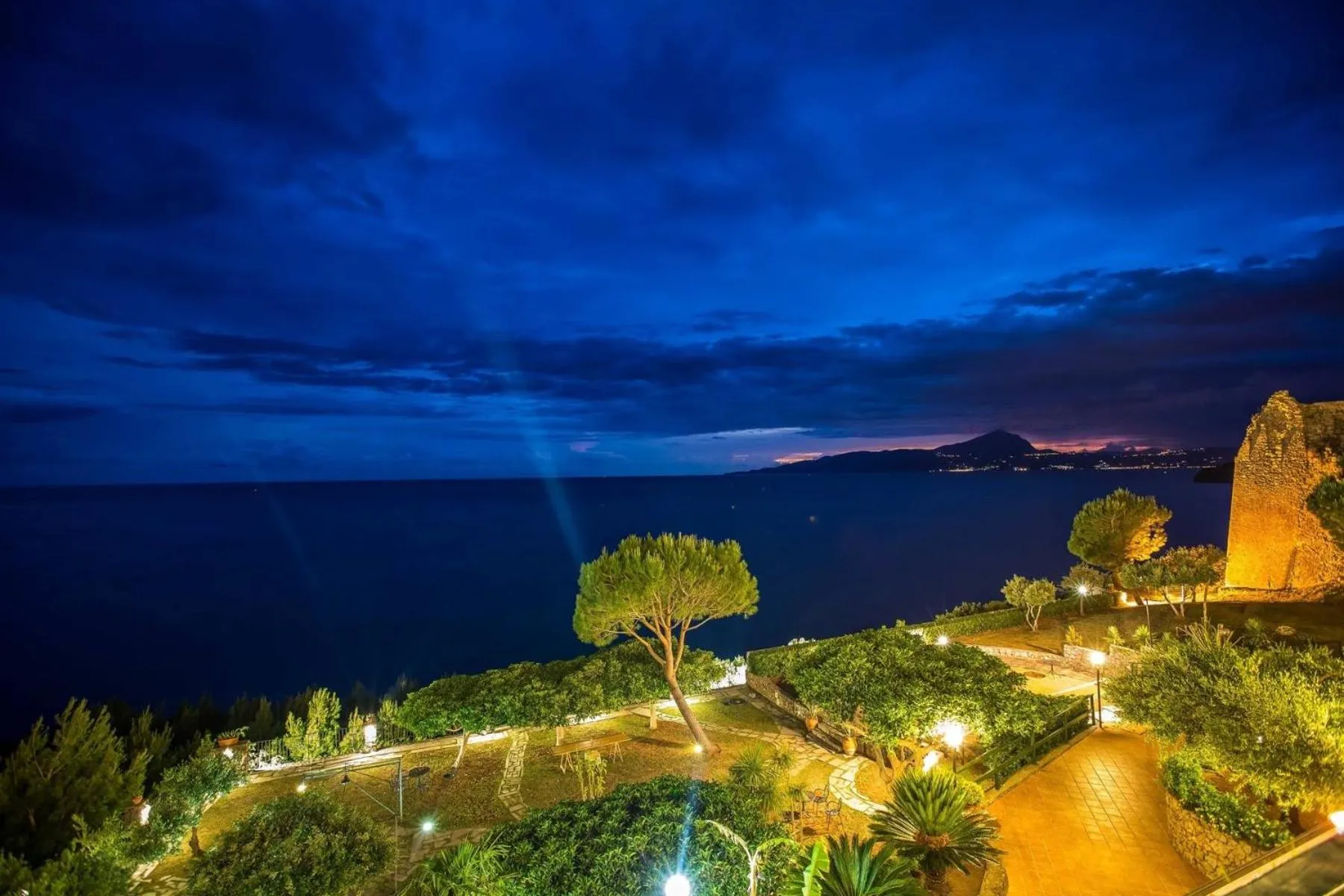 Night in Hotel Club San Diego