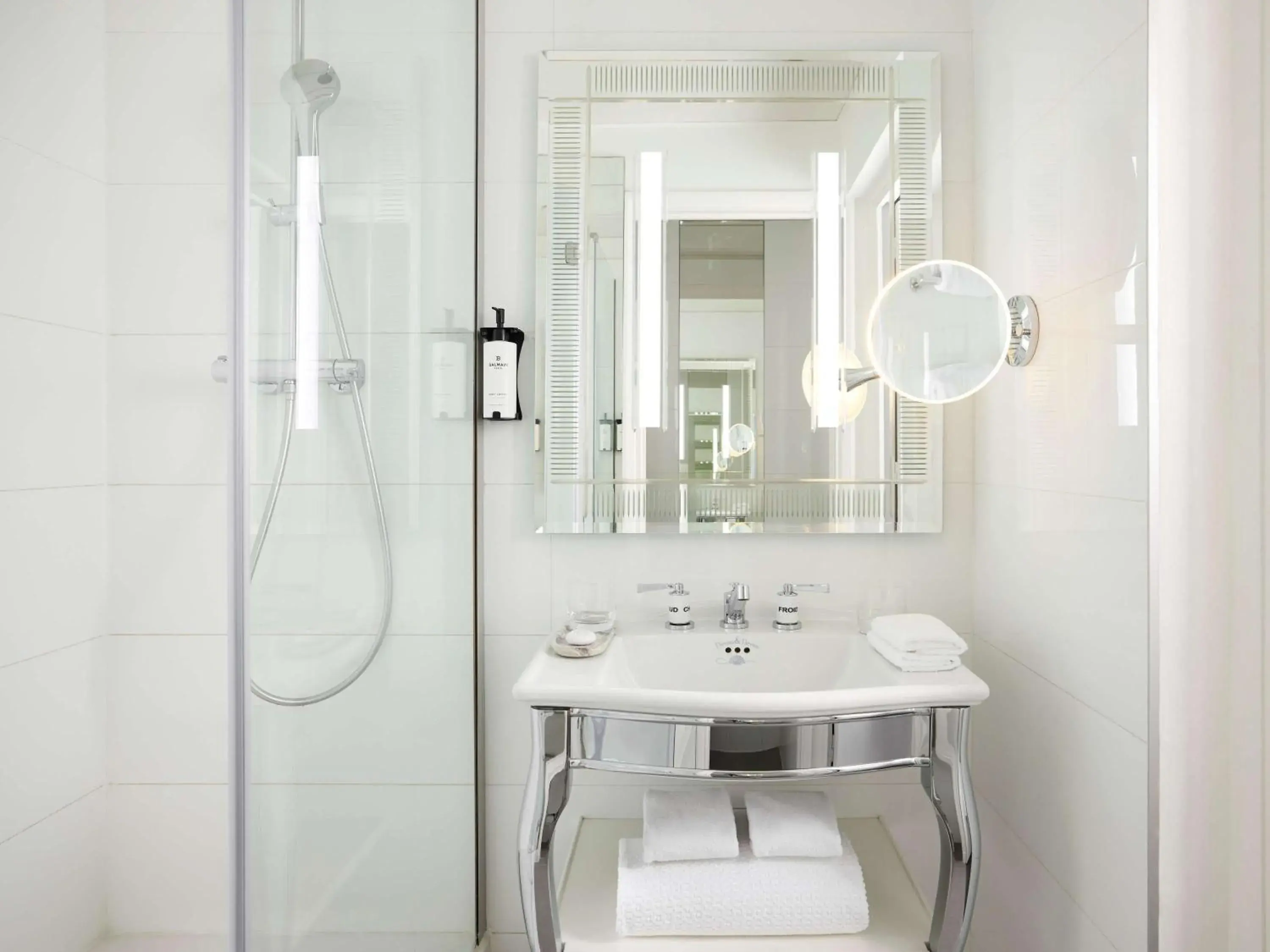 Classic Twin Room in Sofitel Paris Baltimore Tour Eiffel Classic Twin Room in Sofitel Paris Baltimore Tour Eiffel