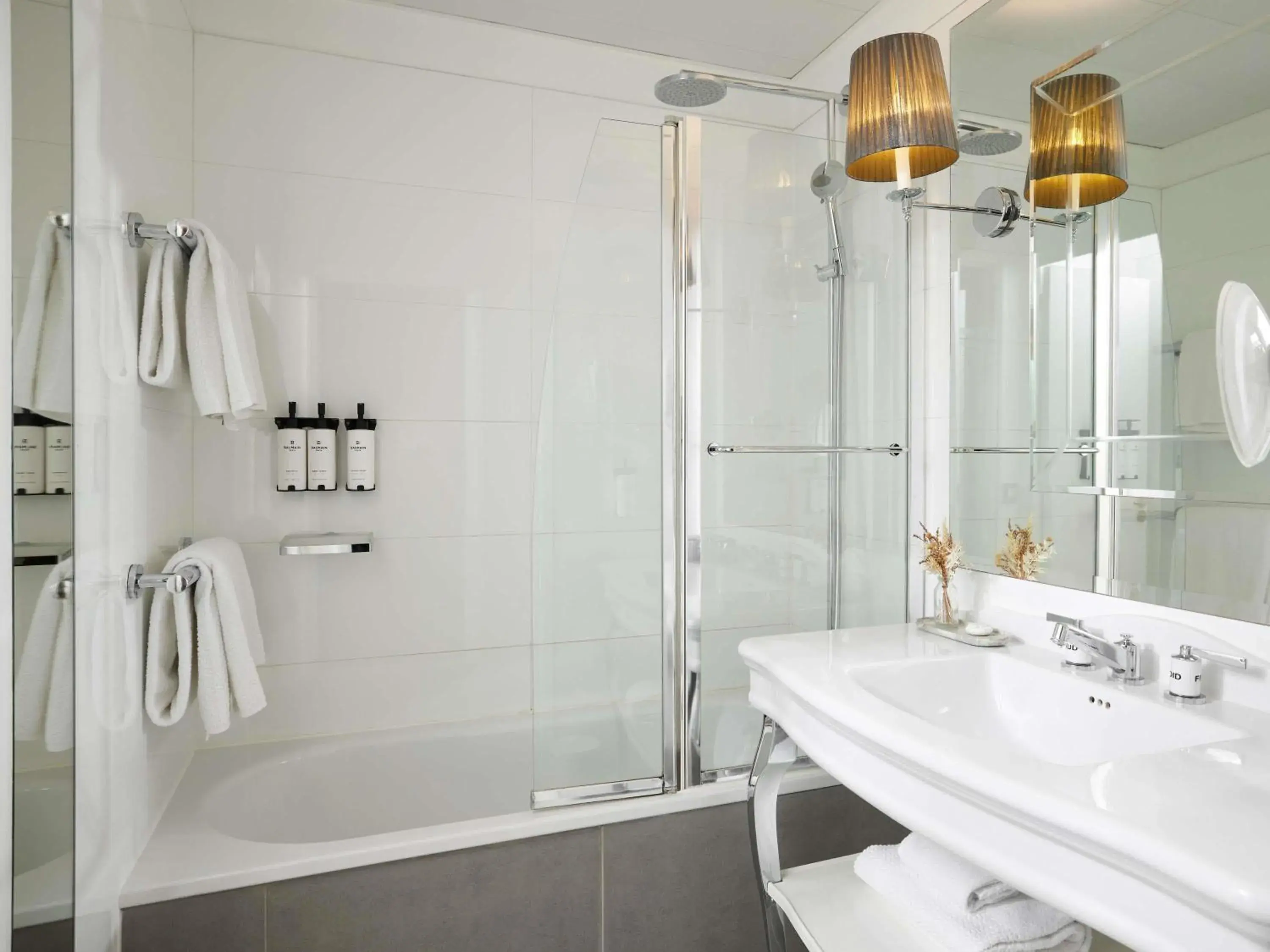 Junior Suite with Kingsize Bed in Sofitel Paris Baltimore Tour Eiffel Junior Suite with Kingsize Bed in Sofitel Paris Baltimore Tour Eiffel