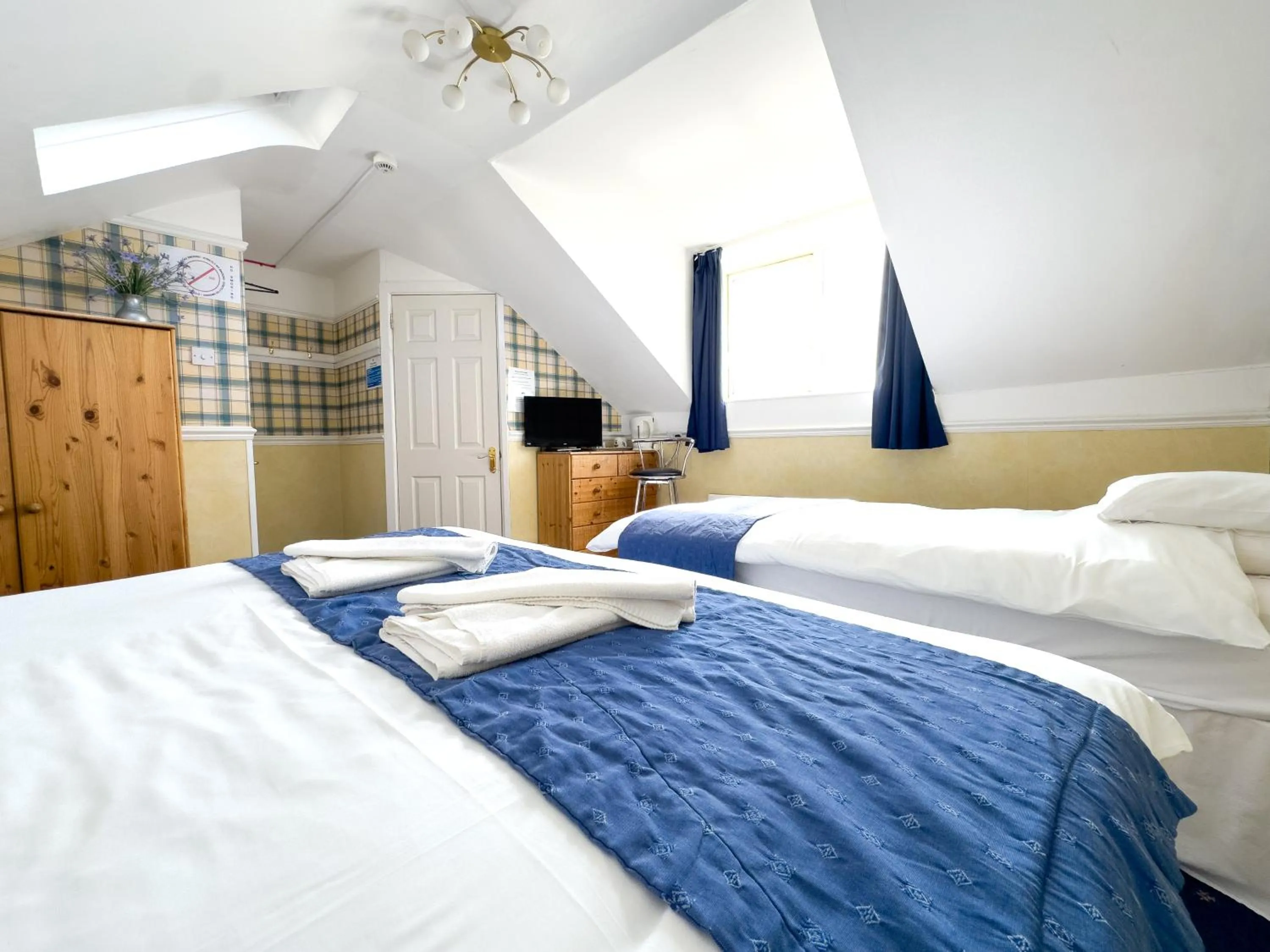 Beach, Bed in Harbour Heights B&B