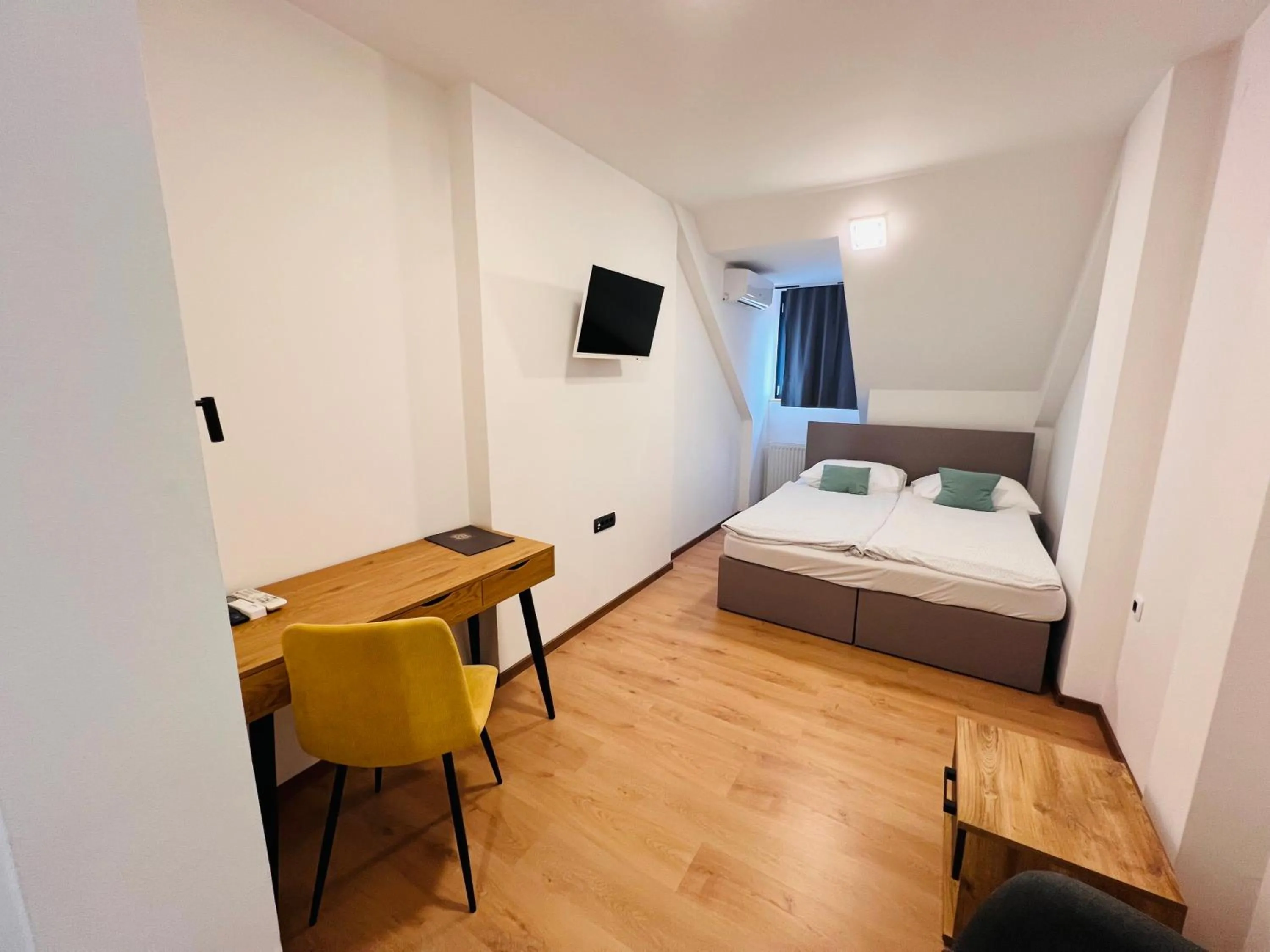 hair dresser, Bed in Kozjanski dvor