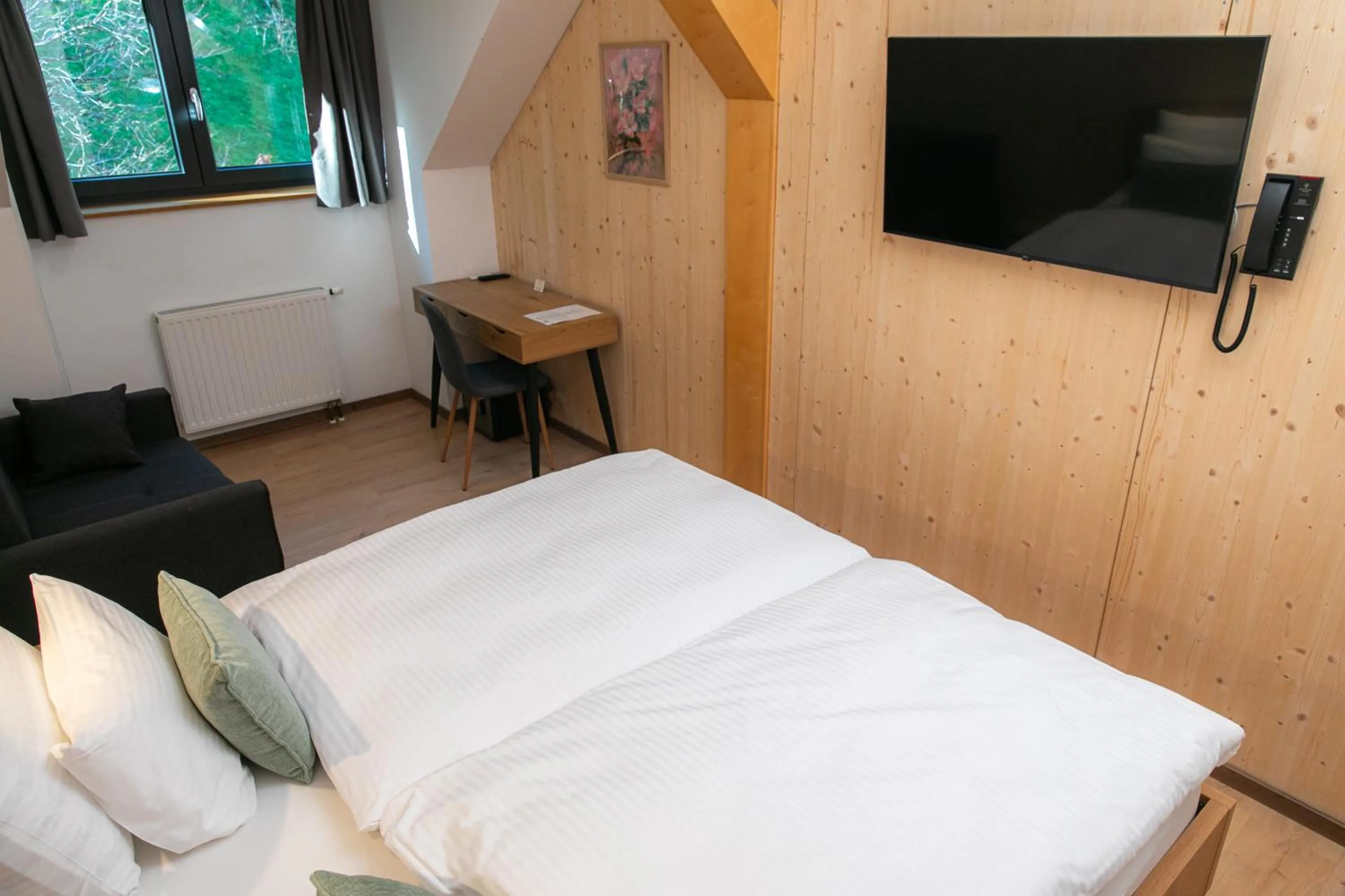 Property building, Bed in Kozjanski dvor