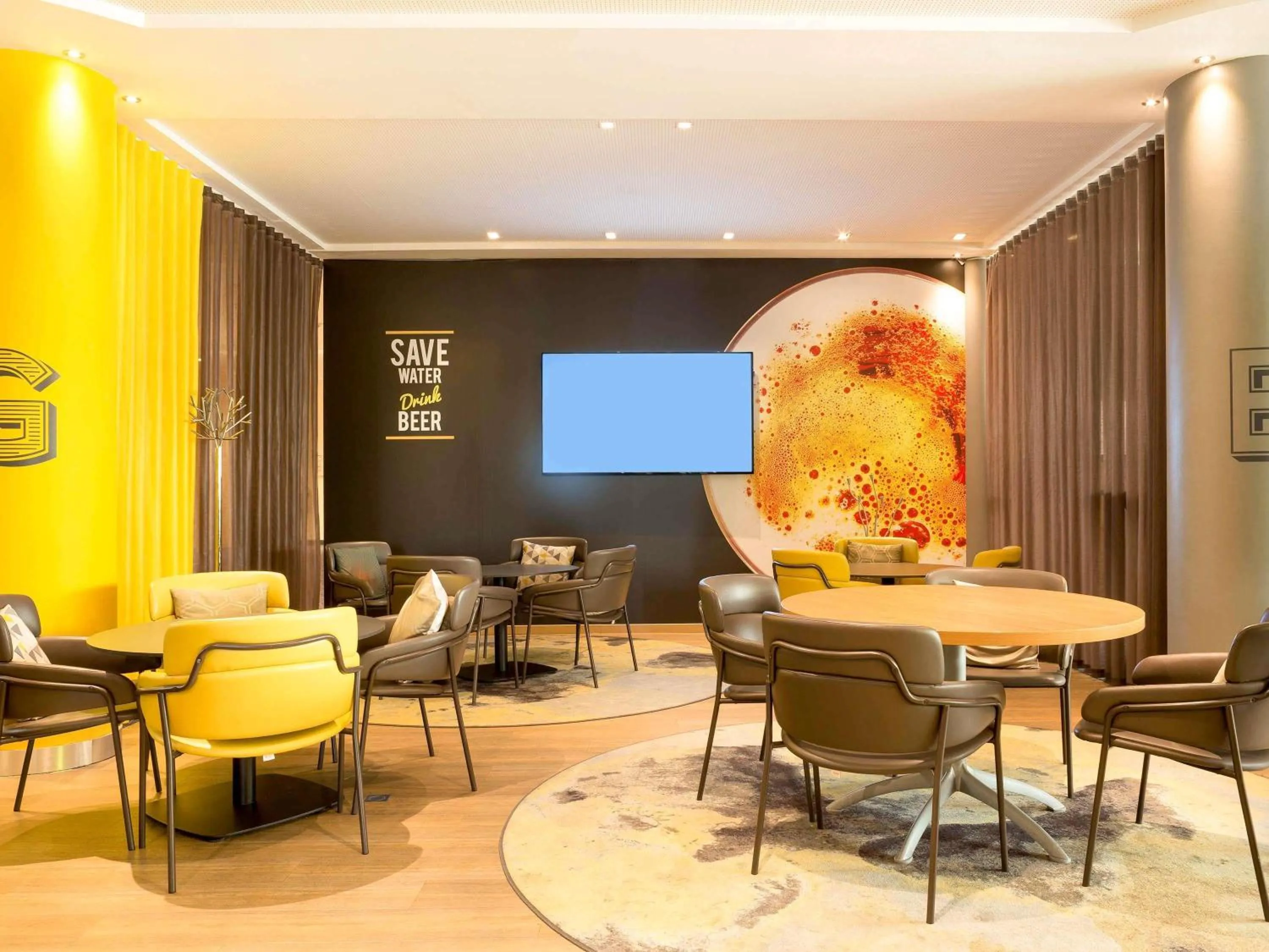 Lounge or bar in Novotel Paris Roissy CDG Convention