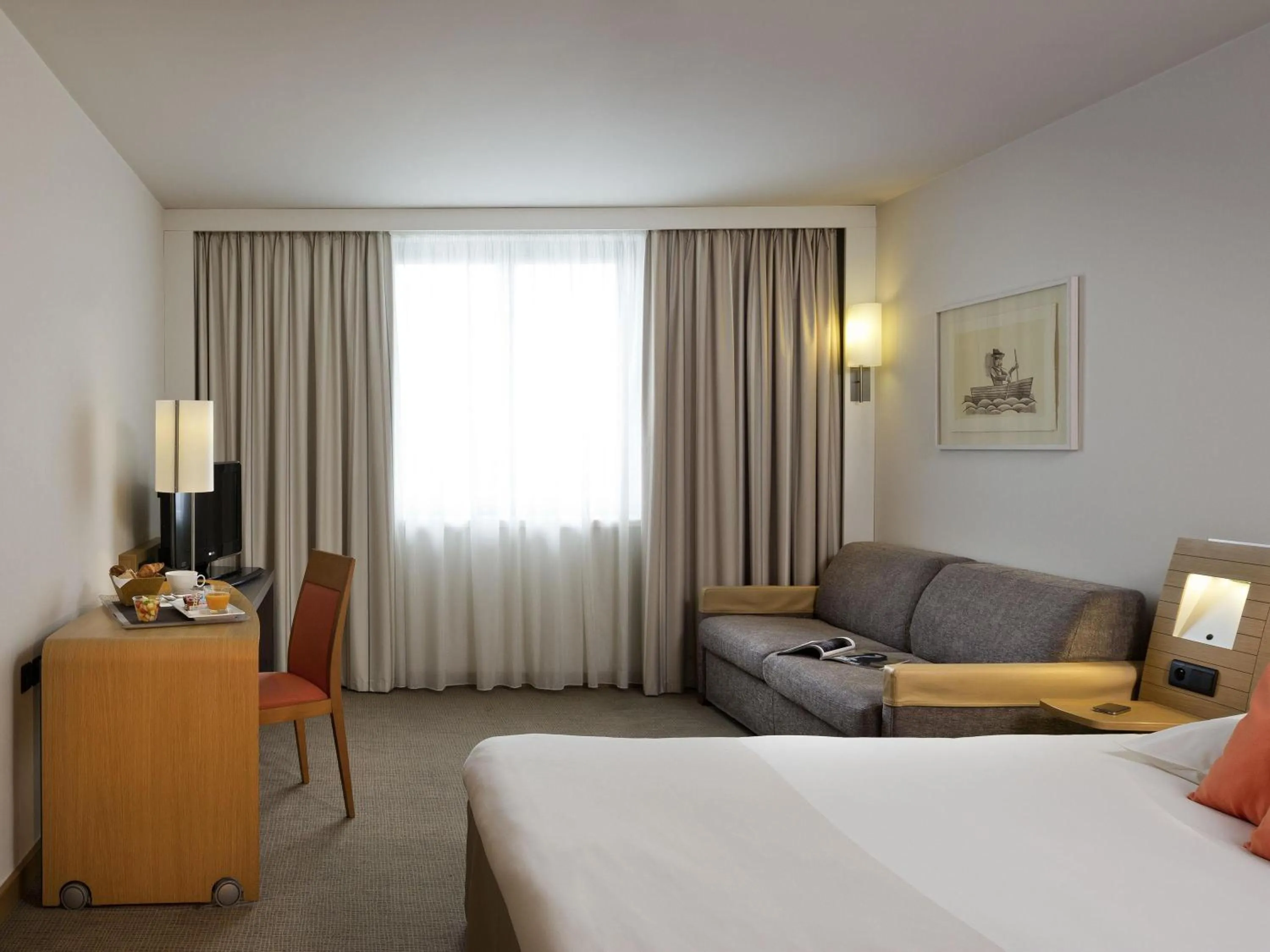 Bedroom, Bed in Novotel Paris Roissy CDG Convention