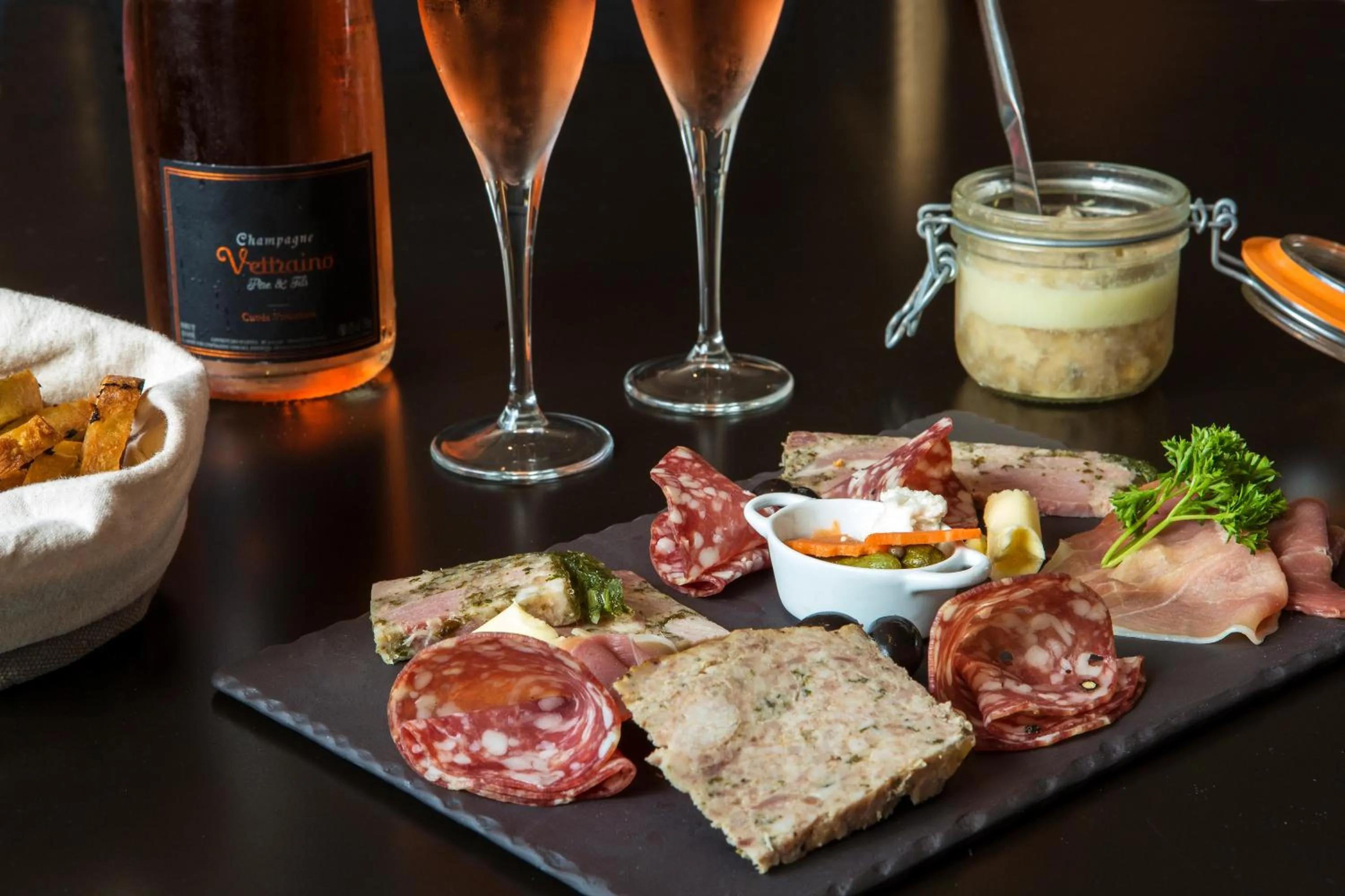 Lounge or bar in Campanile Troyes Nord - Barberey