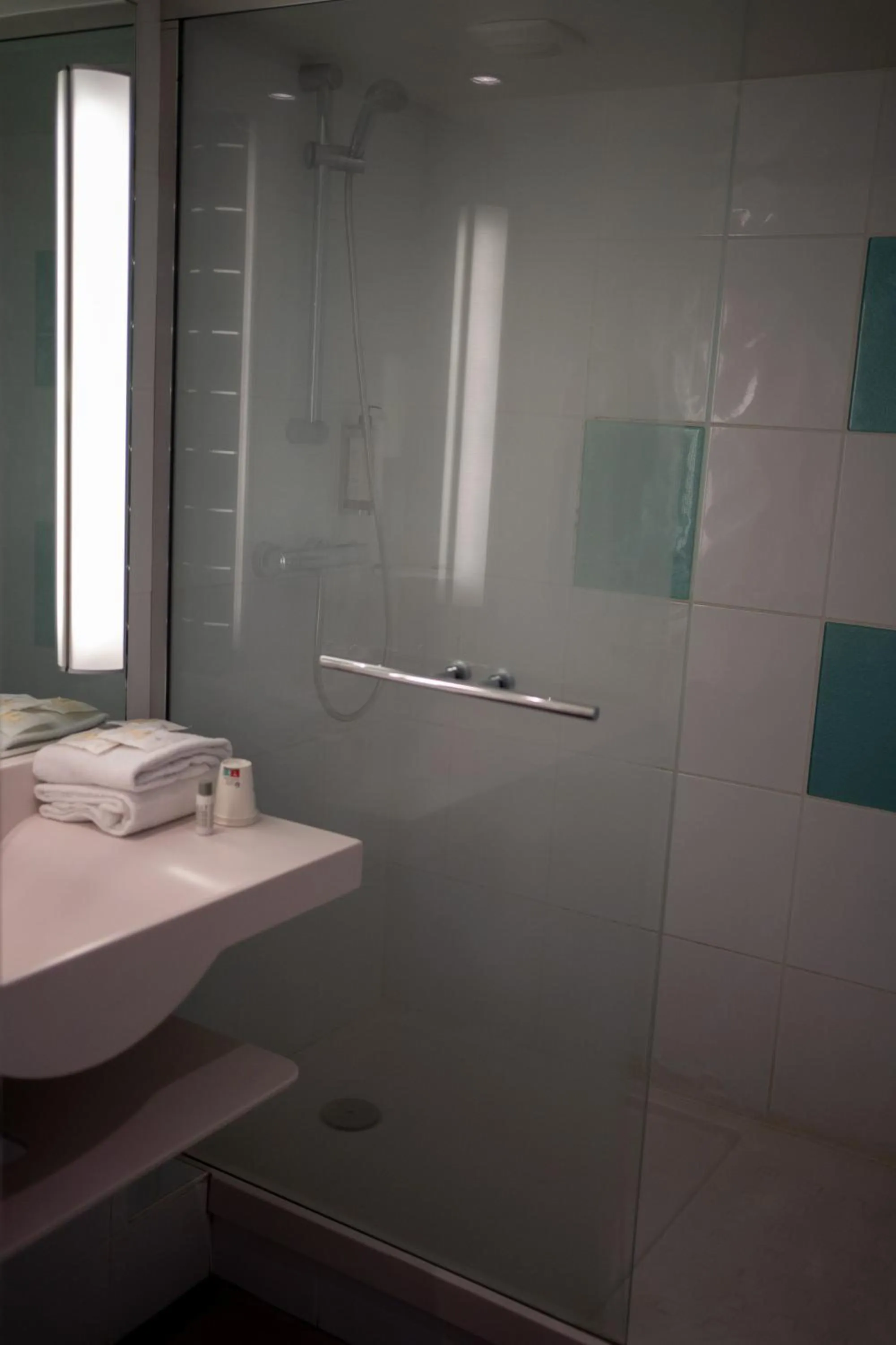 Bathroom in Campanile Troyes Nord - Barberey