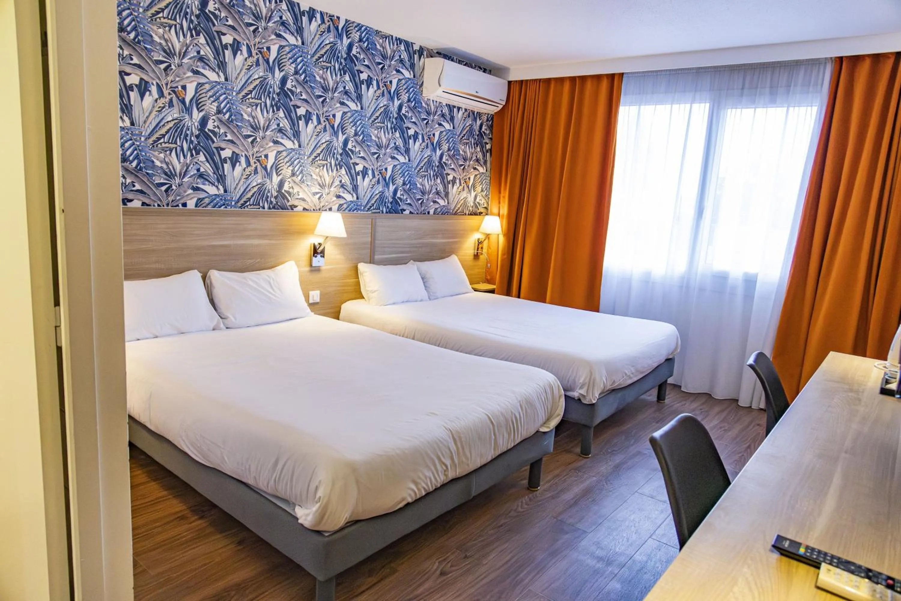 Photo of the whole room, Bed in Campanile Troyes Nord - Barberey