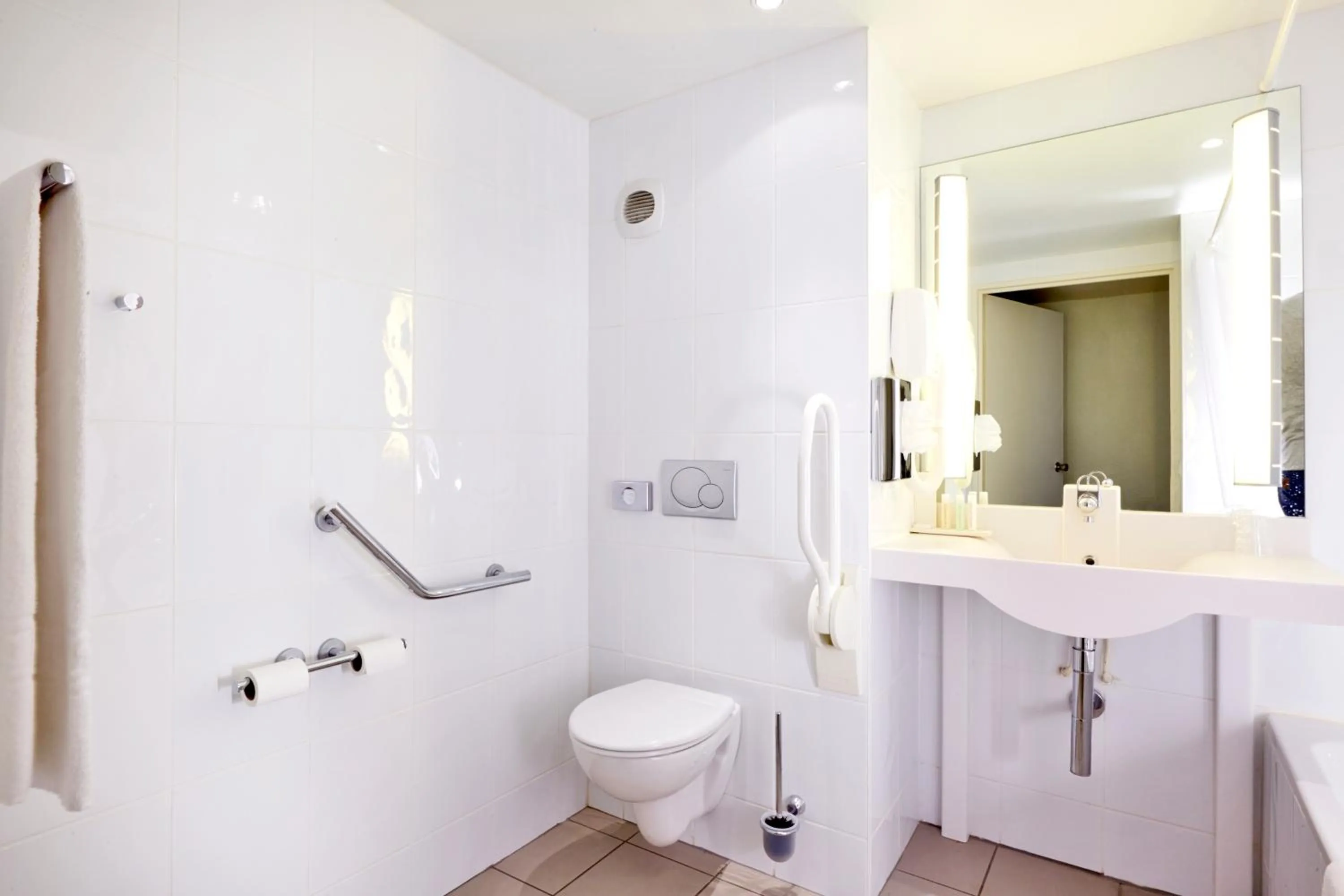 Bathroom in Campanile Troyes Nord - Barberey