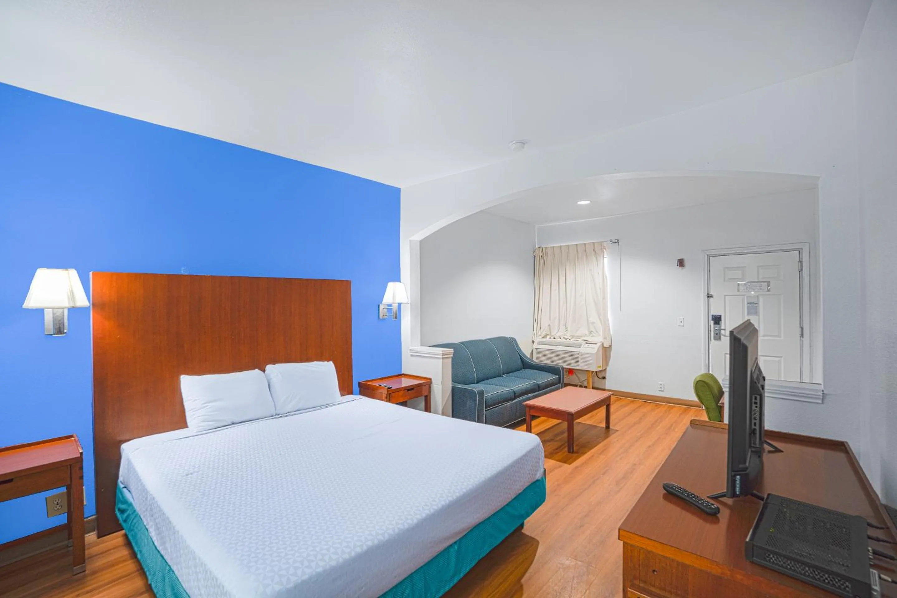 Bedroom, Bed in Island Inn By OYO Galveston Beach, TX