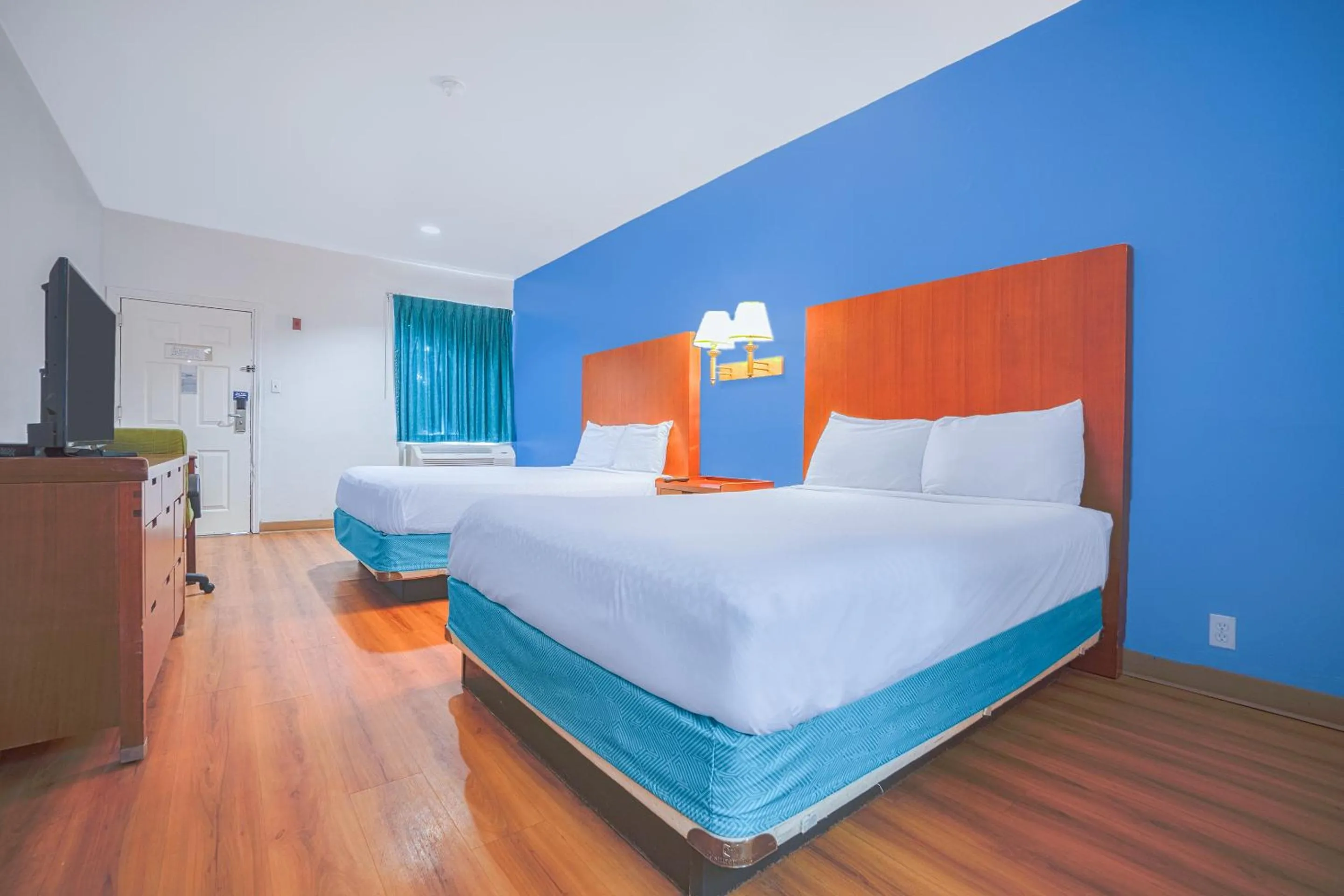 Bedroom, Bed in Island Inn By OYO Galveston Beach, TX