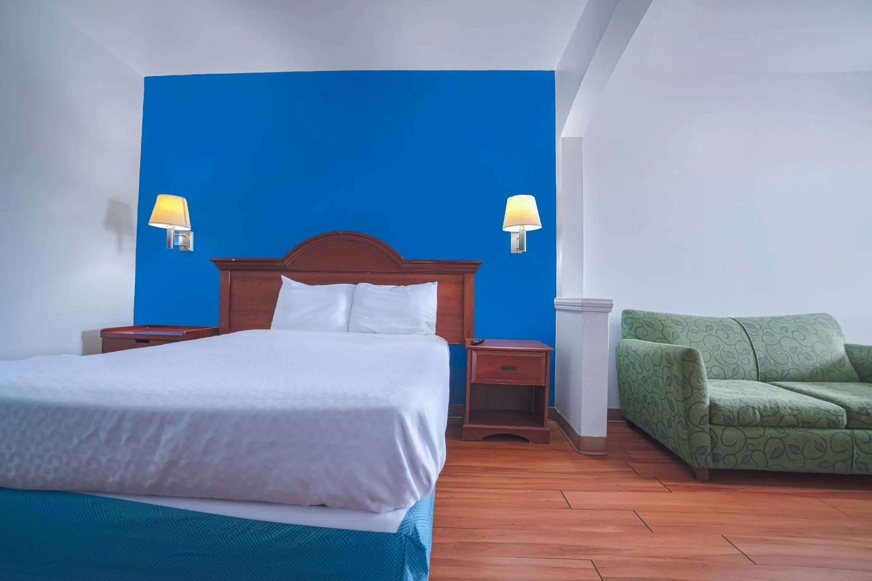 Bedroom, Bed in Island Inn By OYO Galveston Beach, TX