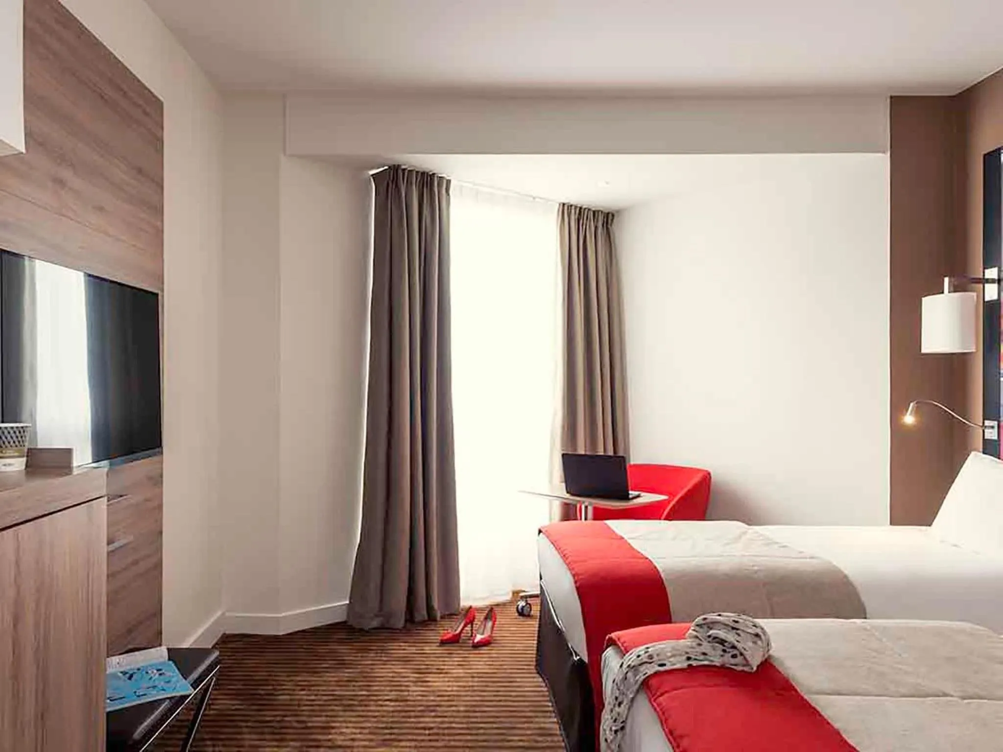 TV and multimedia, Bed in Mercure Paris Boulogne
