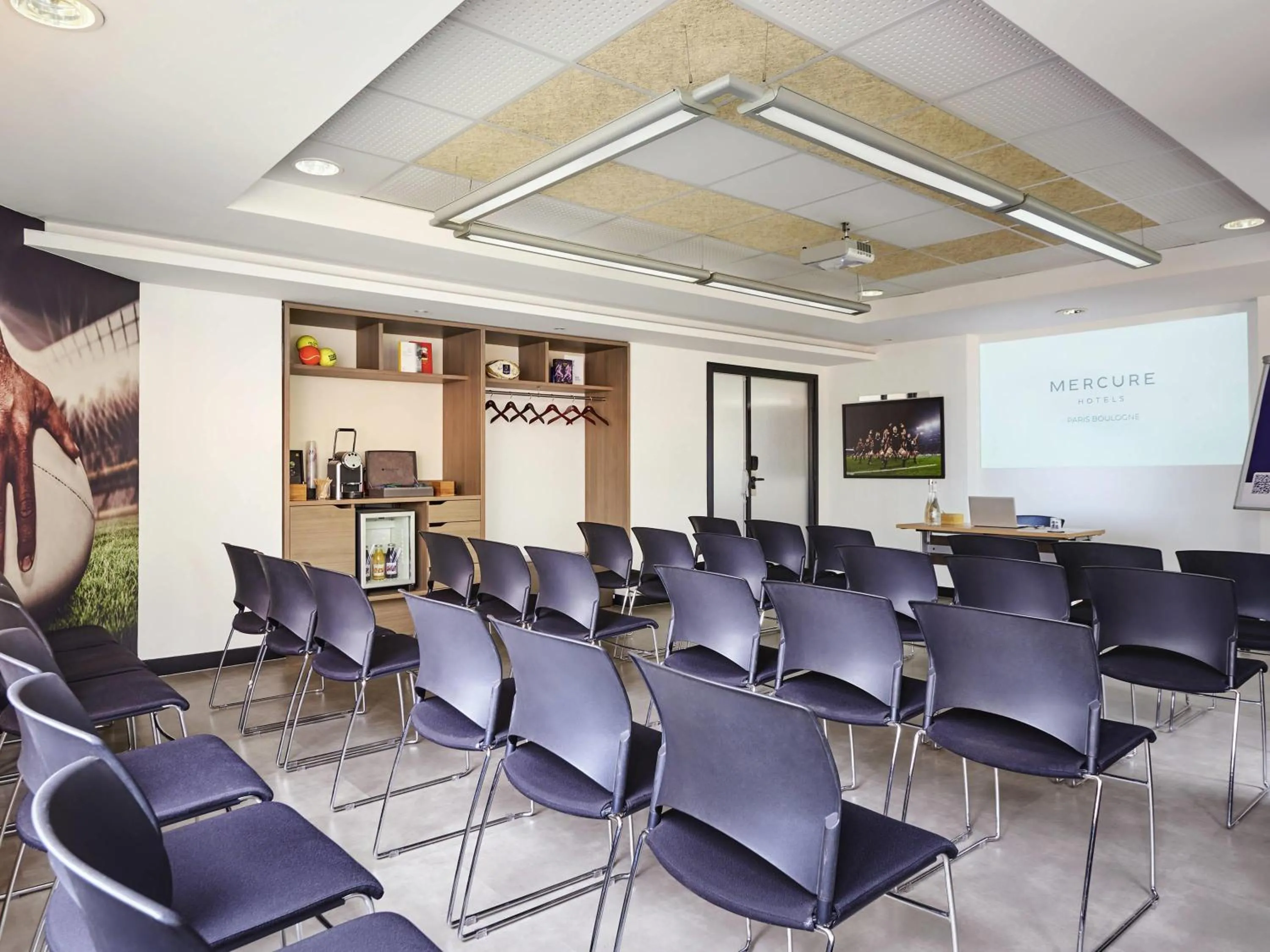 Meeting/conference room in Mercure Paris Boulogne