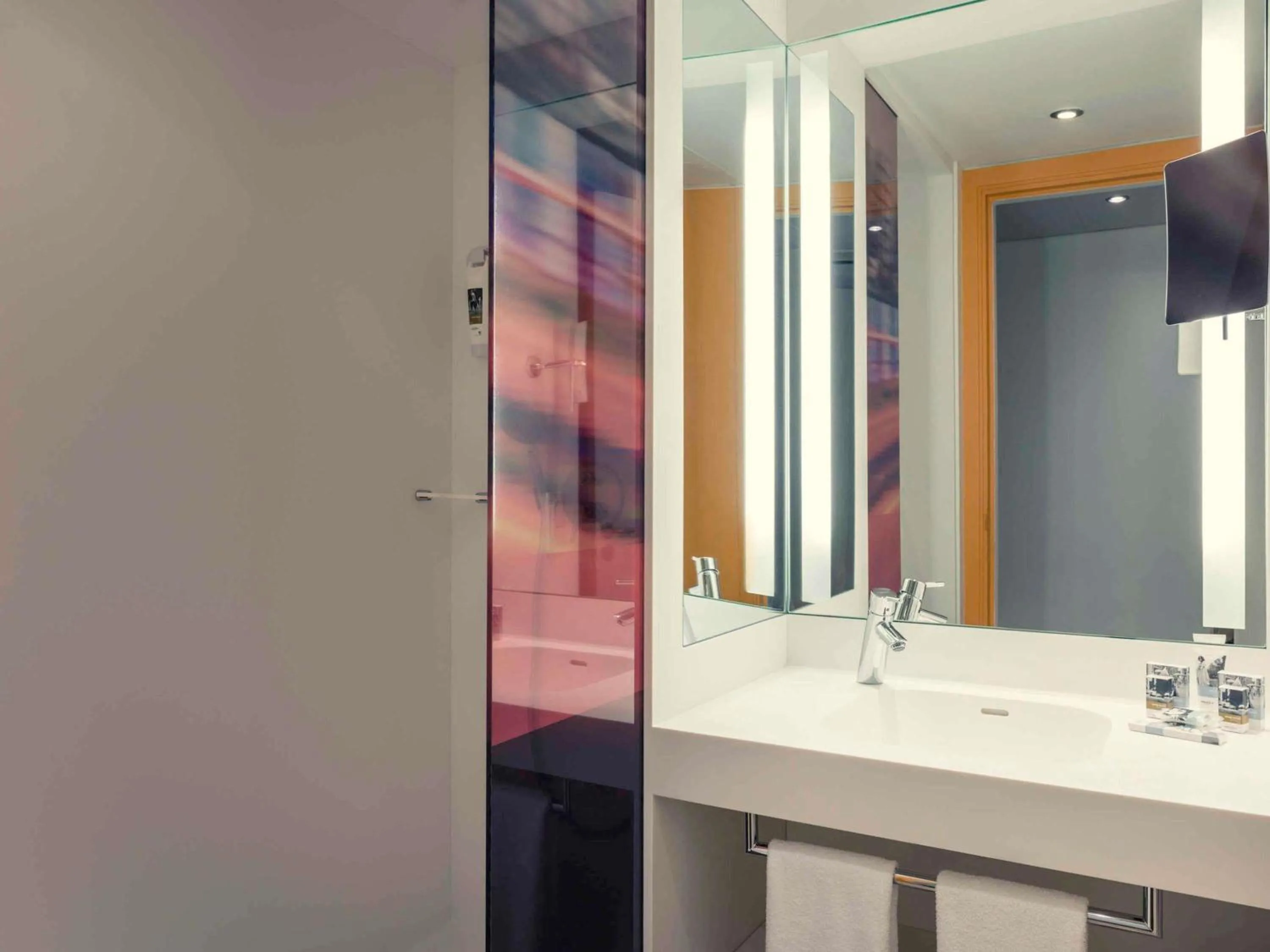 Bedroom in Mercure Paris Boulogne