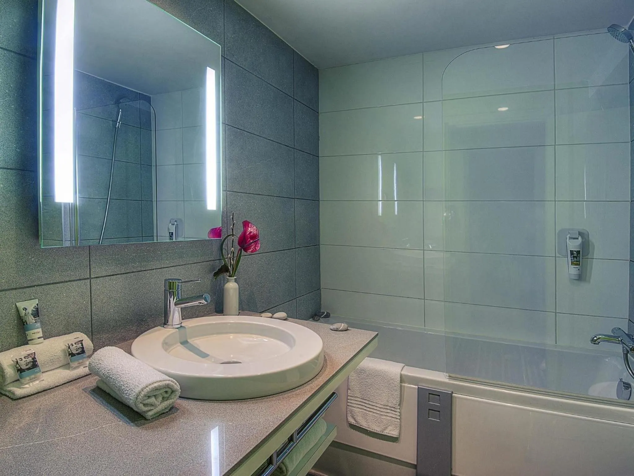 Bedroom in Mercure Nice Promenade Des Anglais