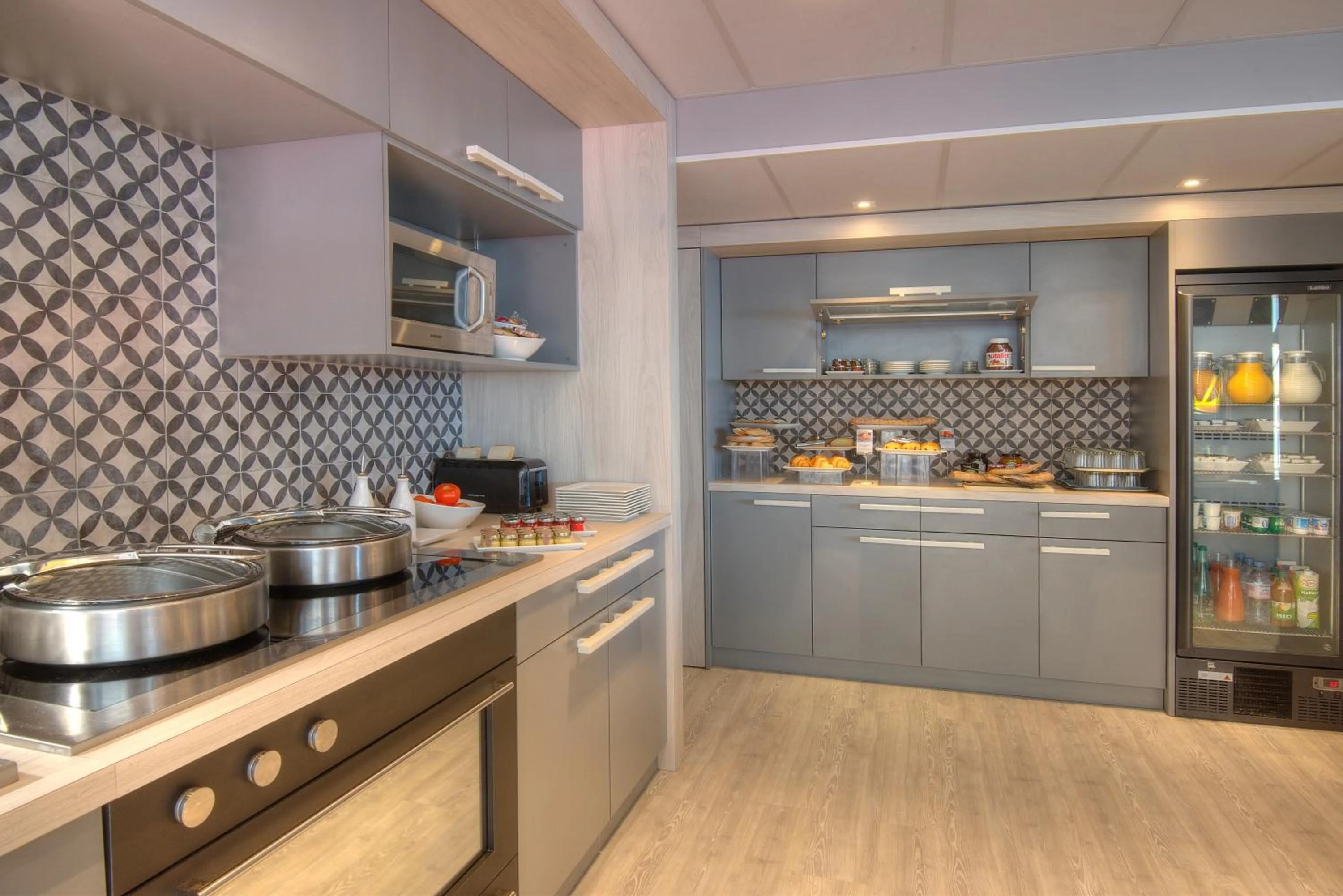 Restaurant/places to eat in Mercure Nice Promenade Des Anglais