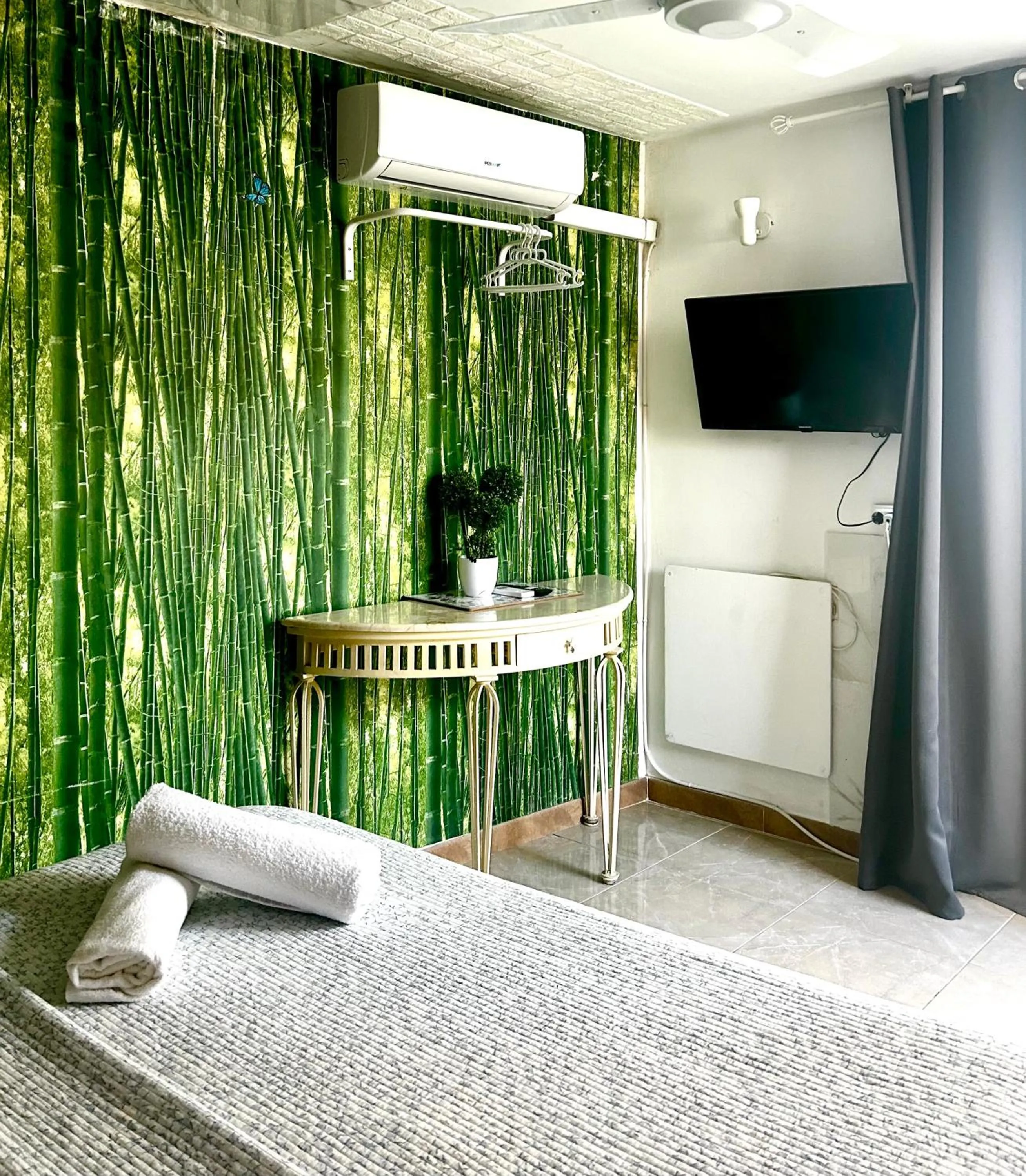 Communal lounge/ TV room, Bed in Málaga Centro Hostel