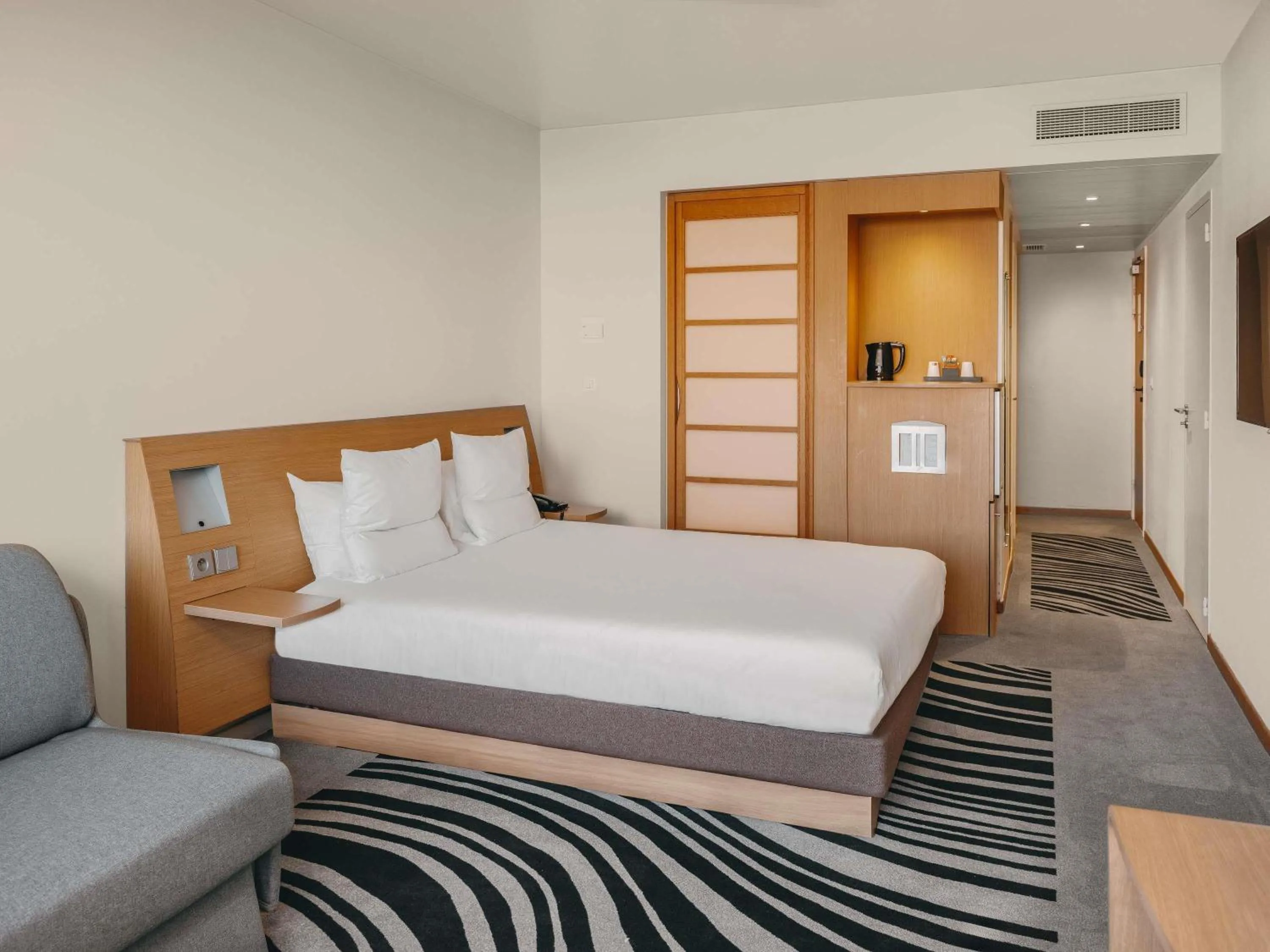 Bedroom, Bed in Novotel Paris Centre Tour Eiffel