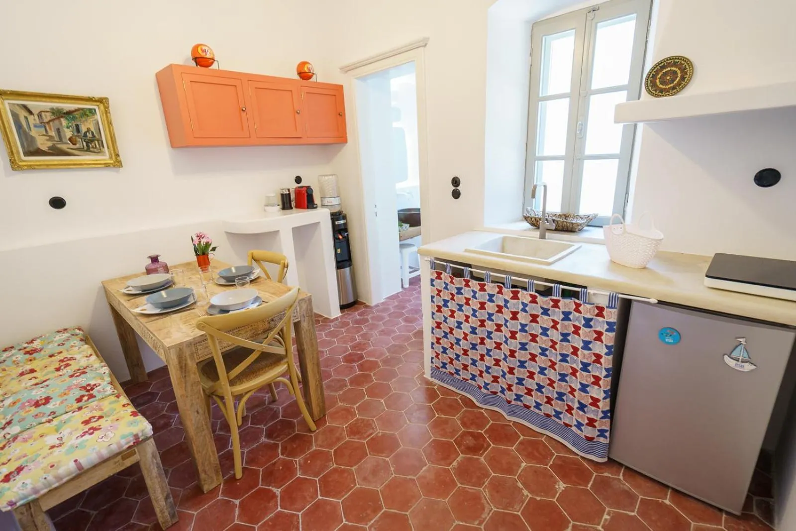 Kitchen or kitchenette in LIVIN Hydra Garden Suite