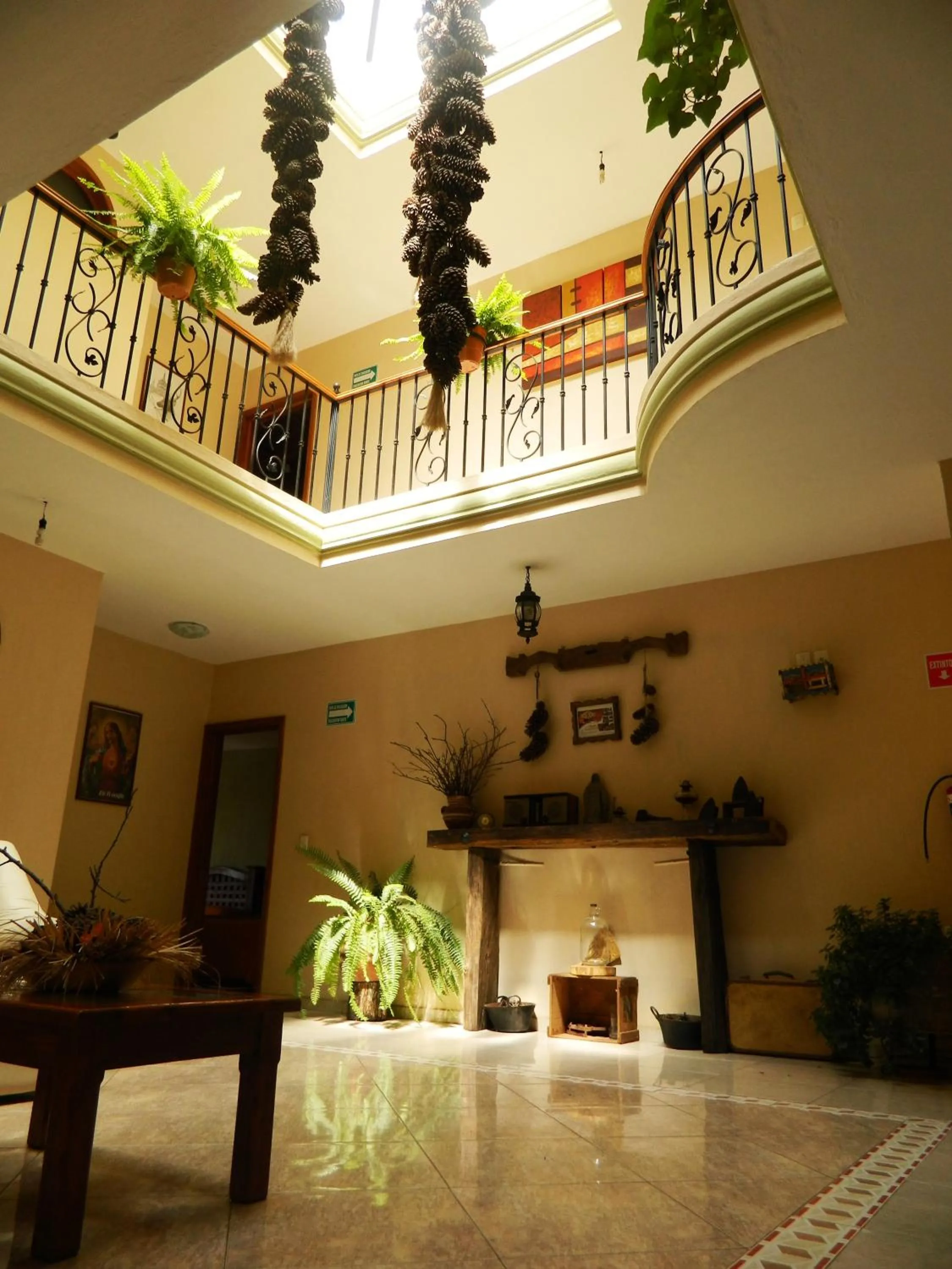 Communal lounge/ TV room in Hotel el Leñador