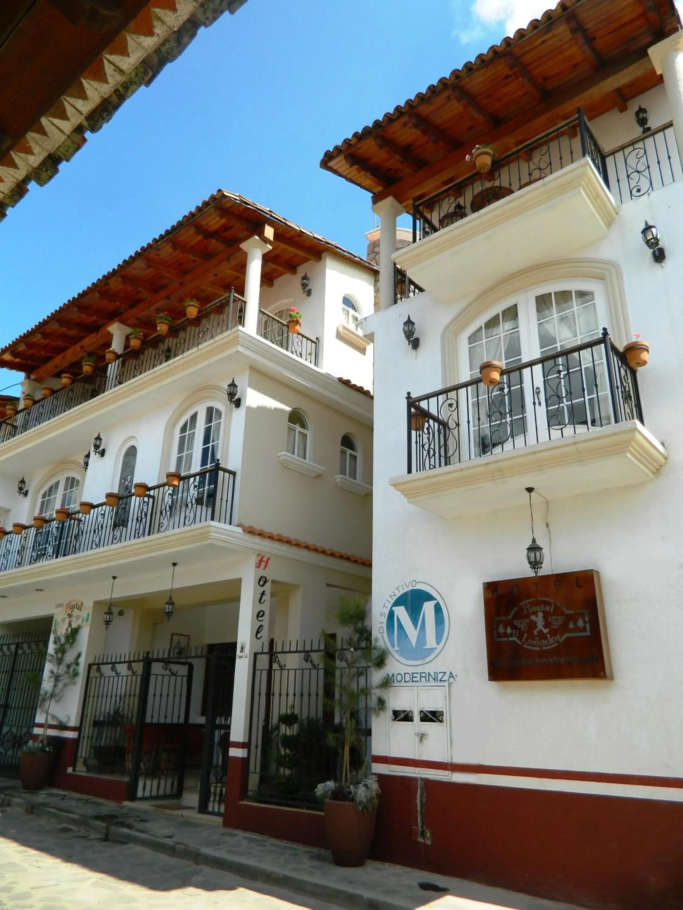 Facade/entrance in Hotel el Leñador