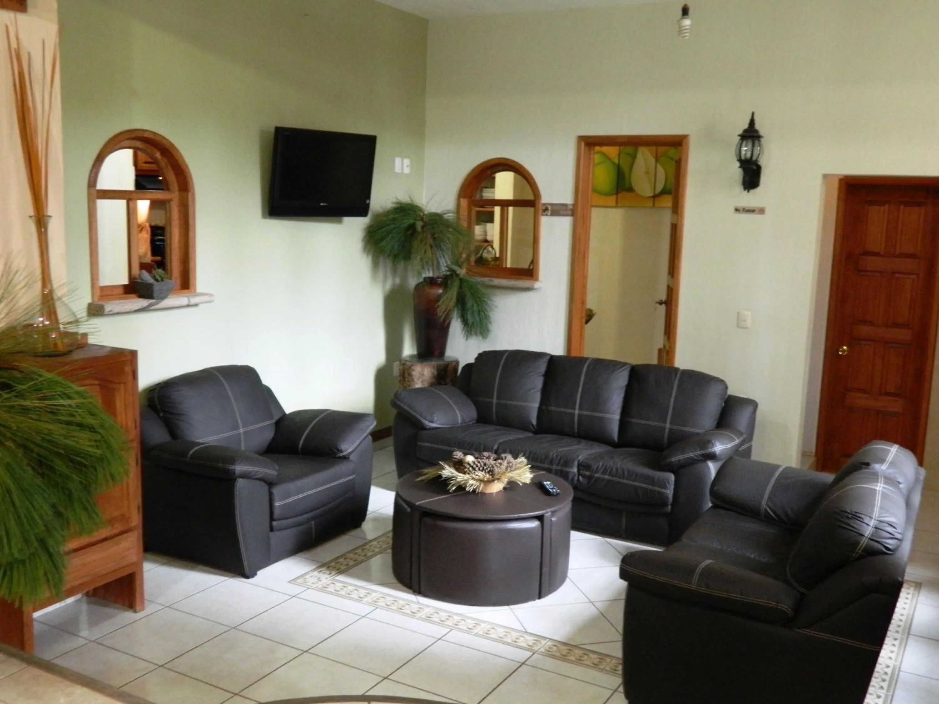 Communal lounge/ TV room in Hotel el Leñador