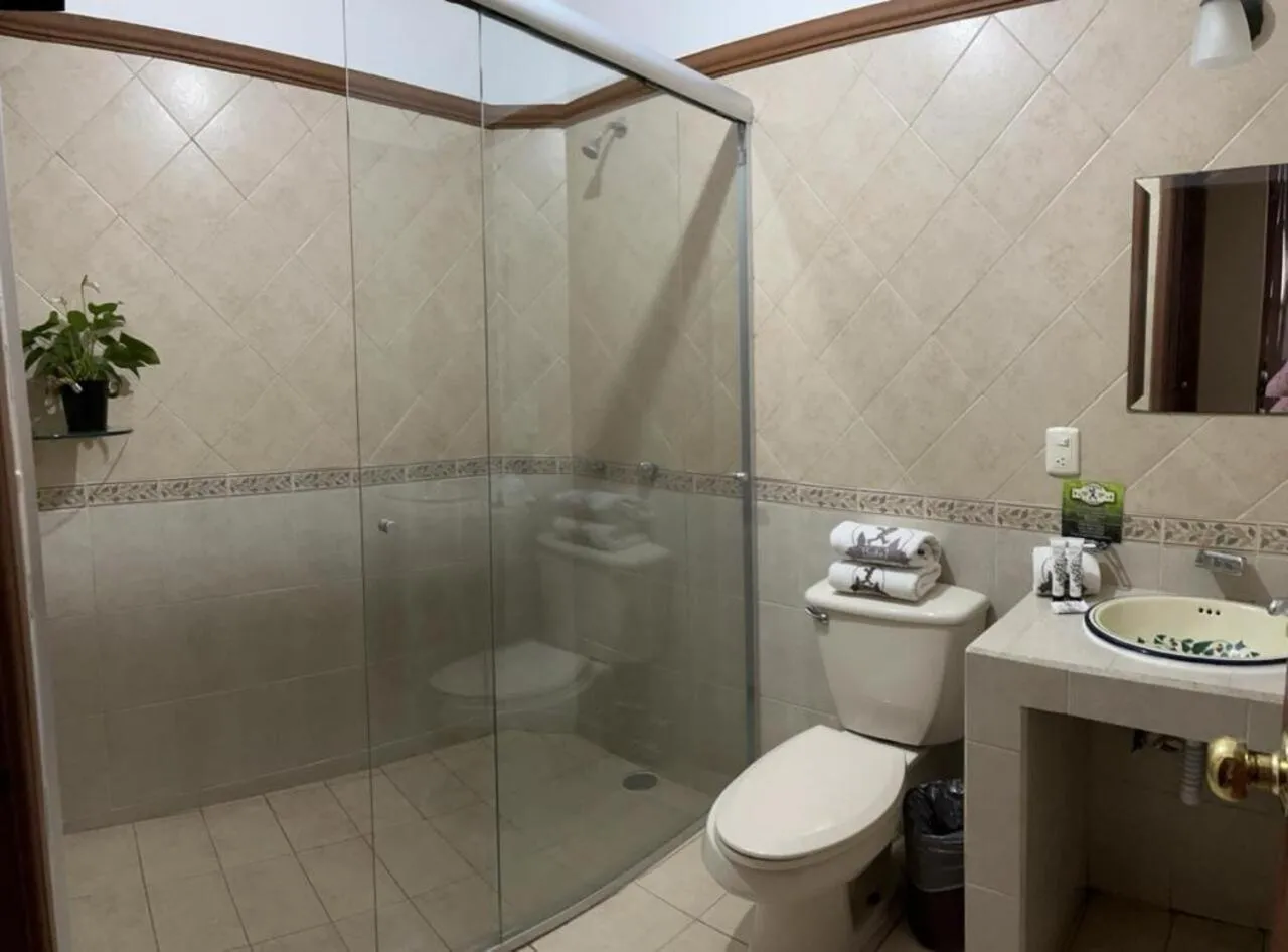 Shower in Hotel el Leñador