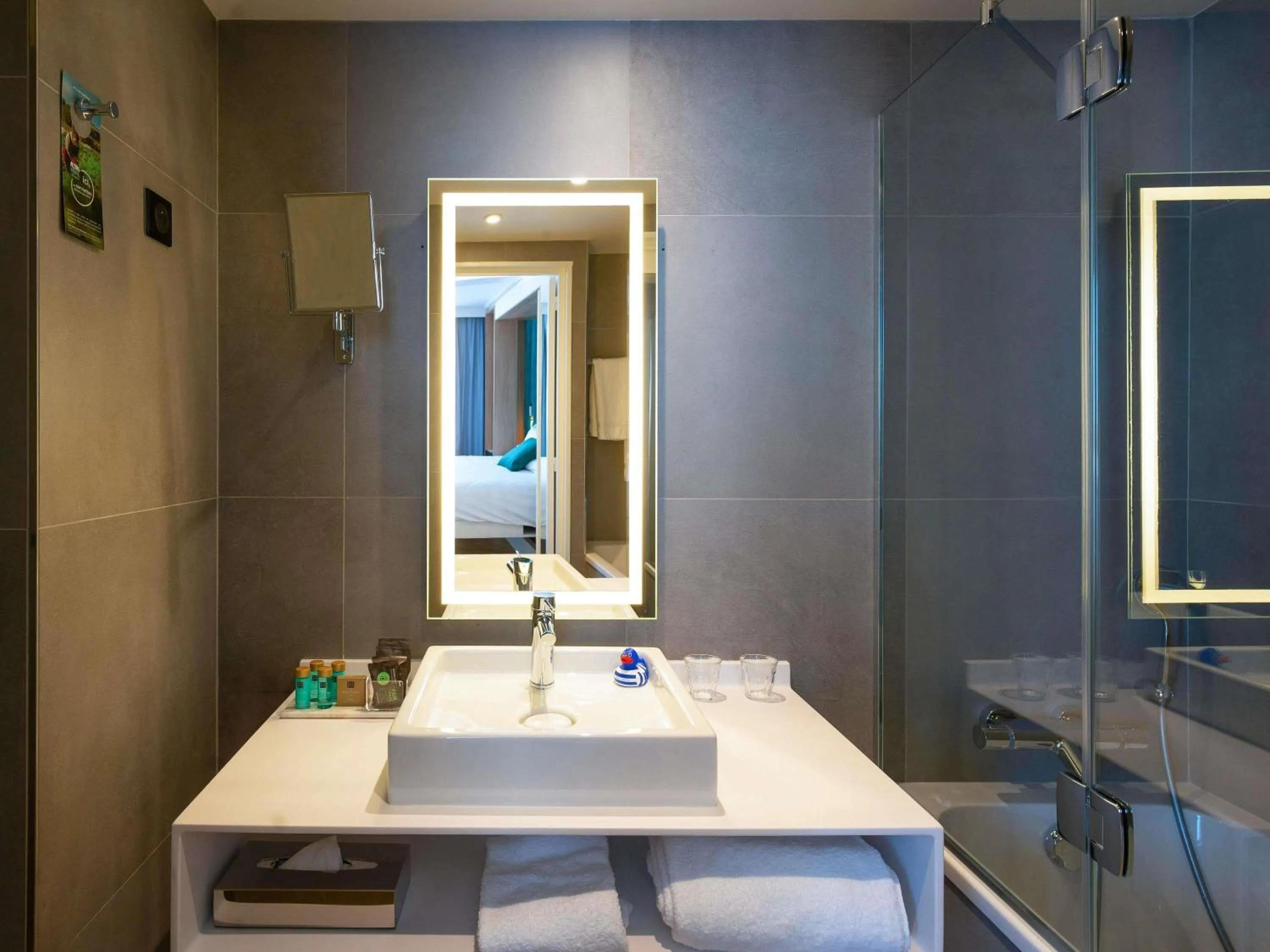 Photo of the whole room in Novotel Paris Centre Gare Montparnasse