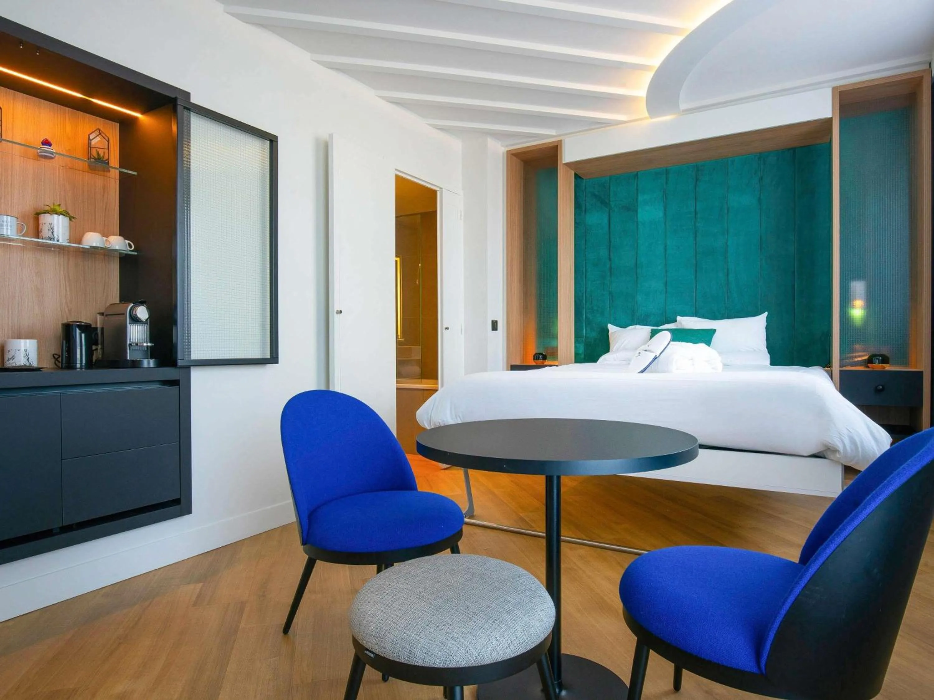 Property building, Bed in Novotel Paris Centre Gare Montparnasse