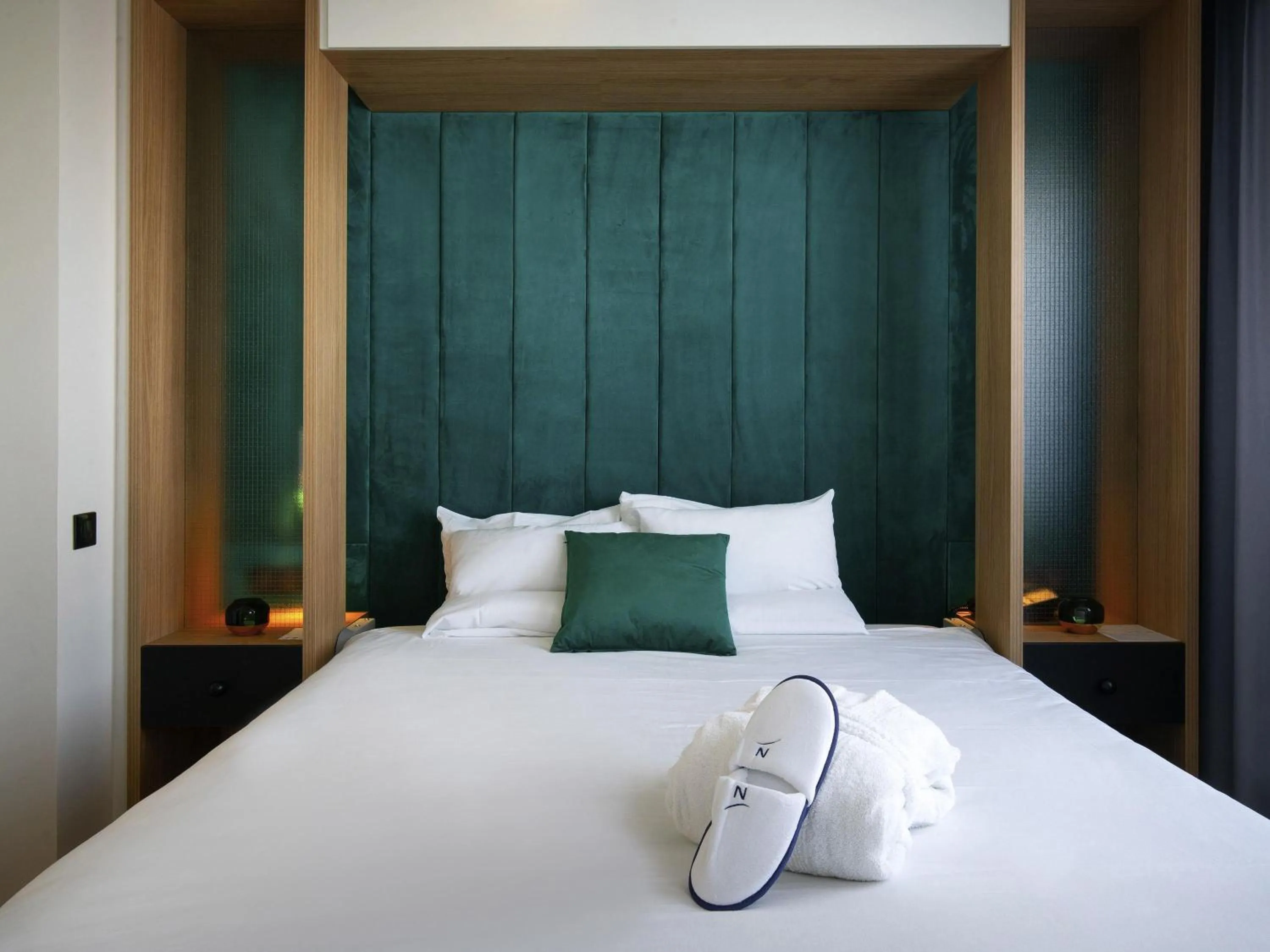 Bedroom, Bed in Novotel Paris Centre Gare Montparnasse