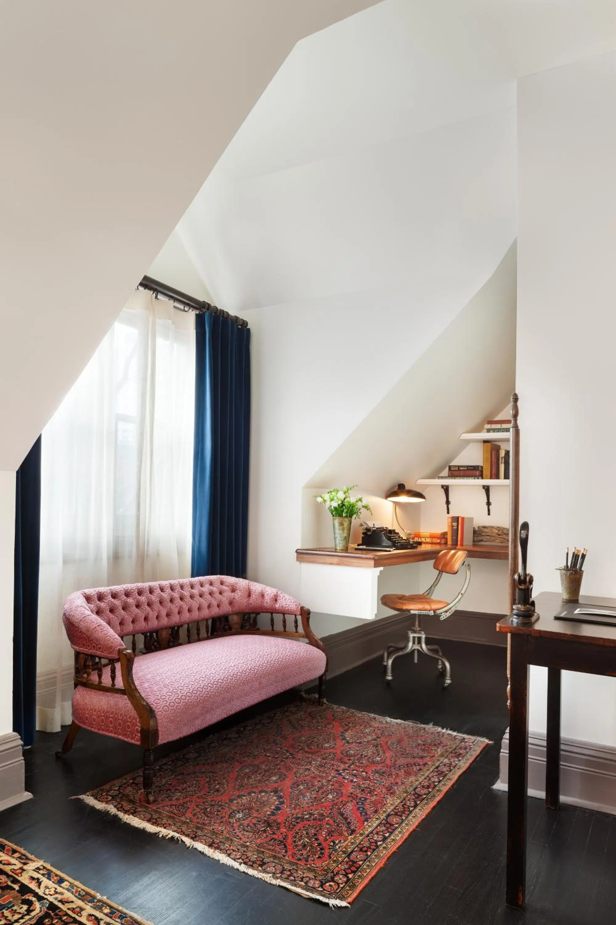 Seating area, Bed in The High Line Hotel