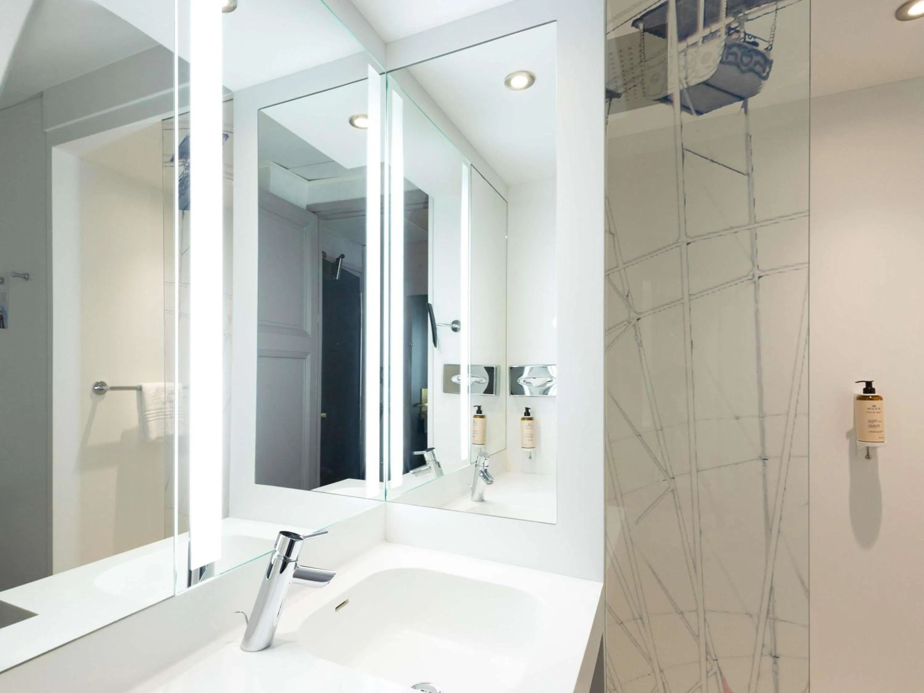 Bedroom in Mercure Nice Centre Grimaldi