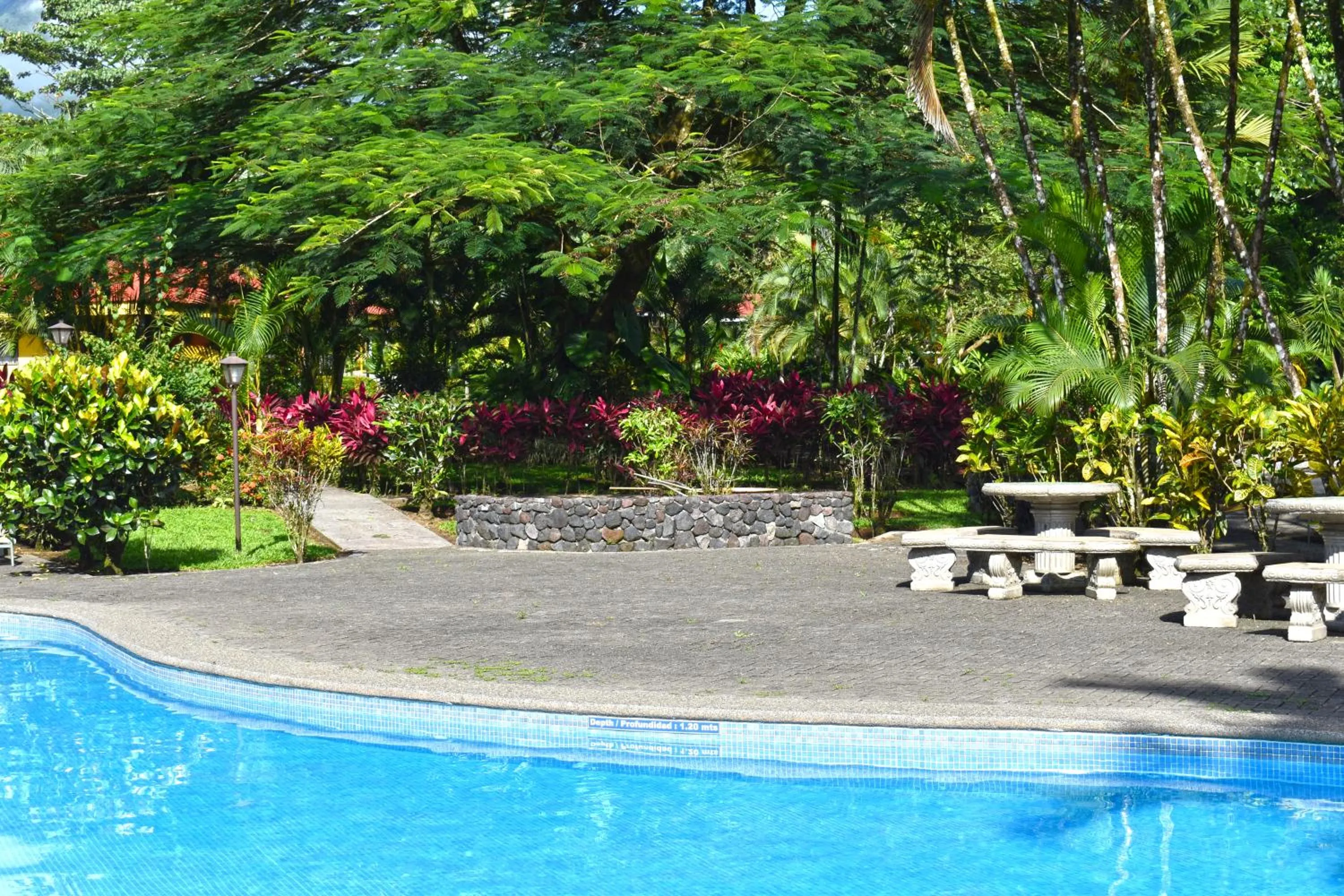 Pool view in Hotel Arenal Country Inn
