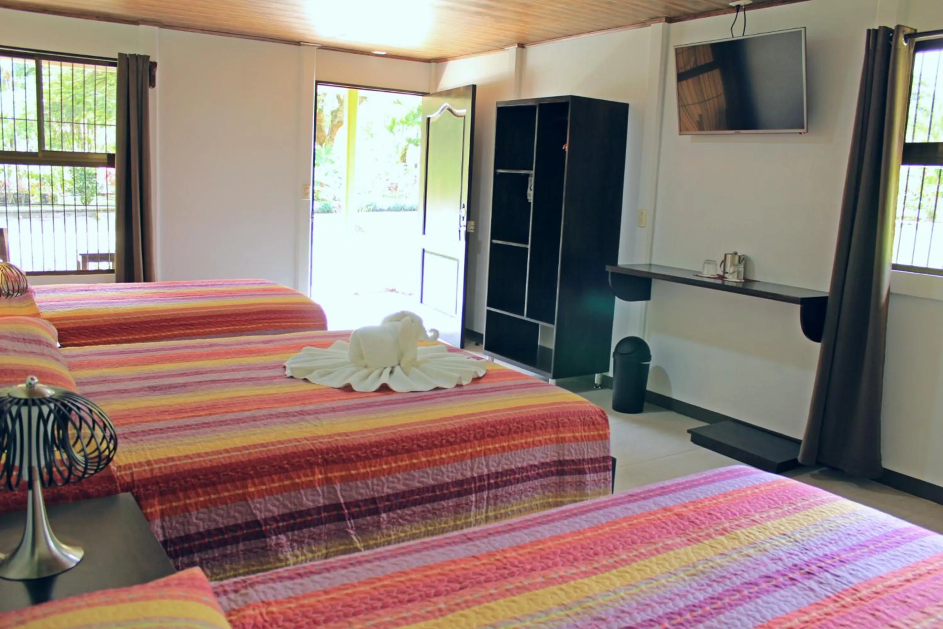 Bed in Hotel Arenal Country Inn