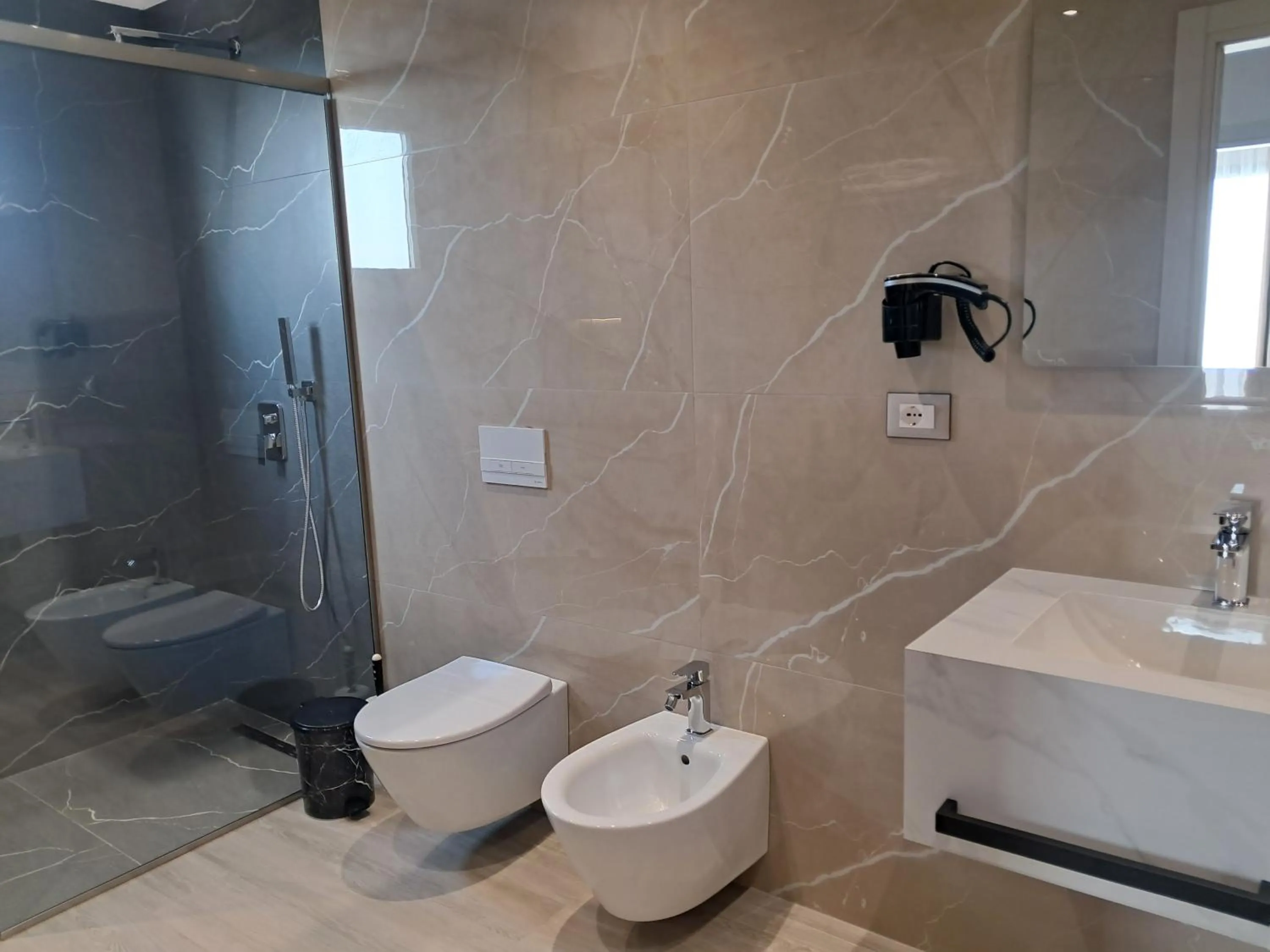 Shower in Hotel Roalb