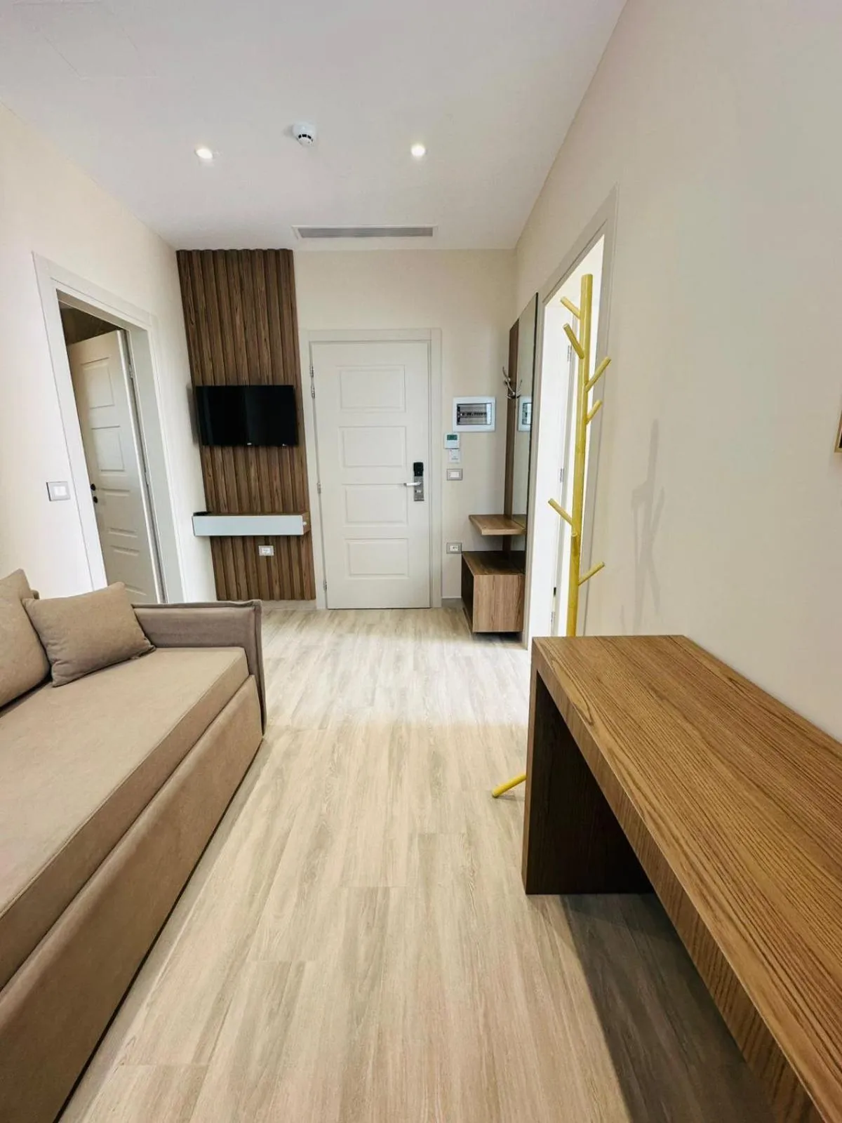 Communal lounge/ TV room, Bed in Hotel Roalb