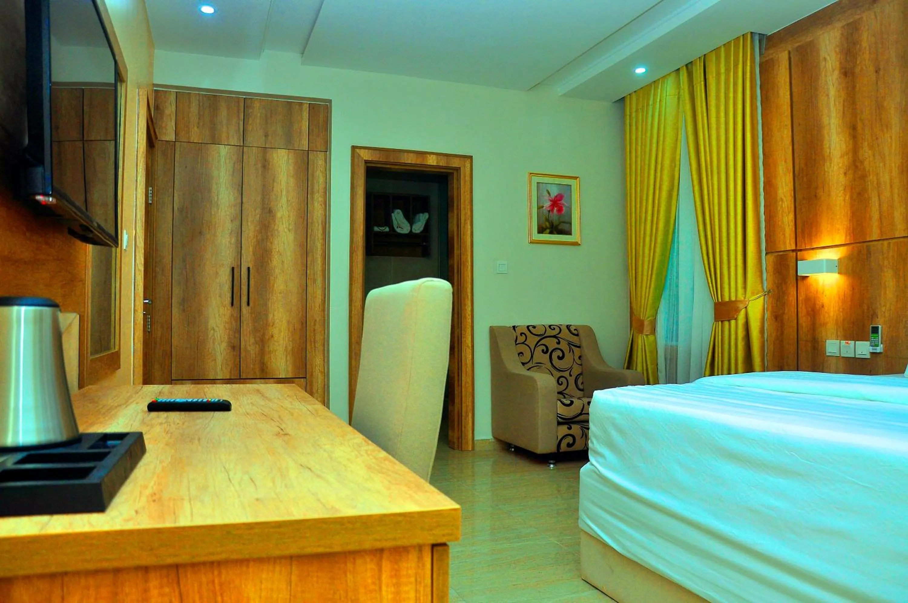 Photo of the whole room, Bed in Lit Suites