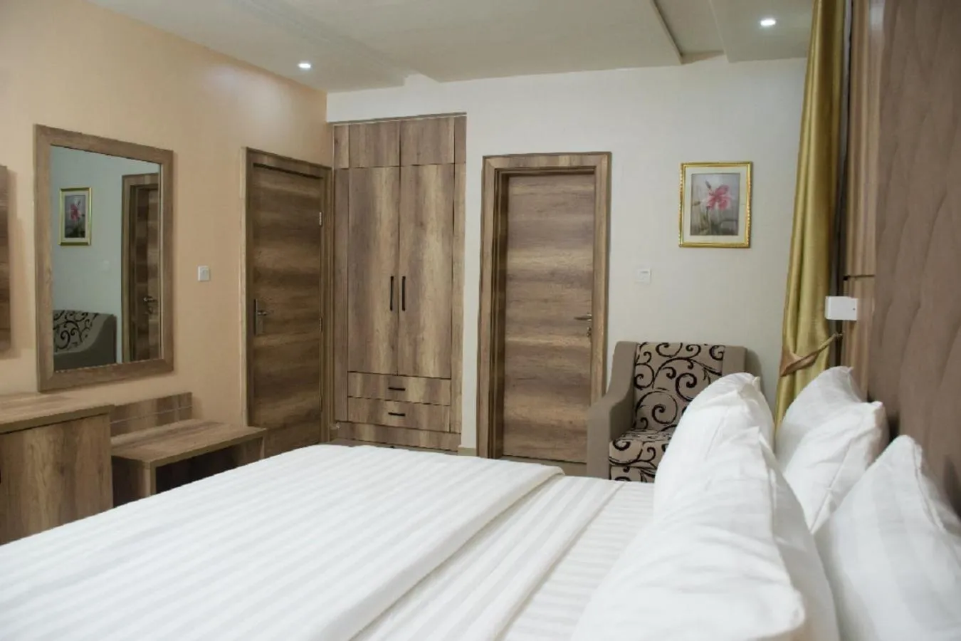 Photo of the whole room, Bed in Lit Suites