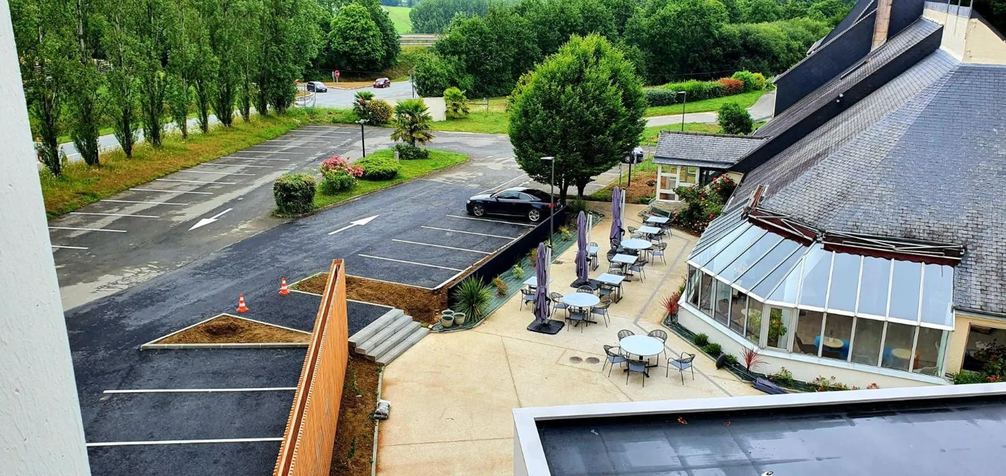 Patio in Best Western Armor Park Dinan et Spa