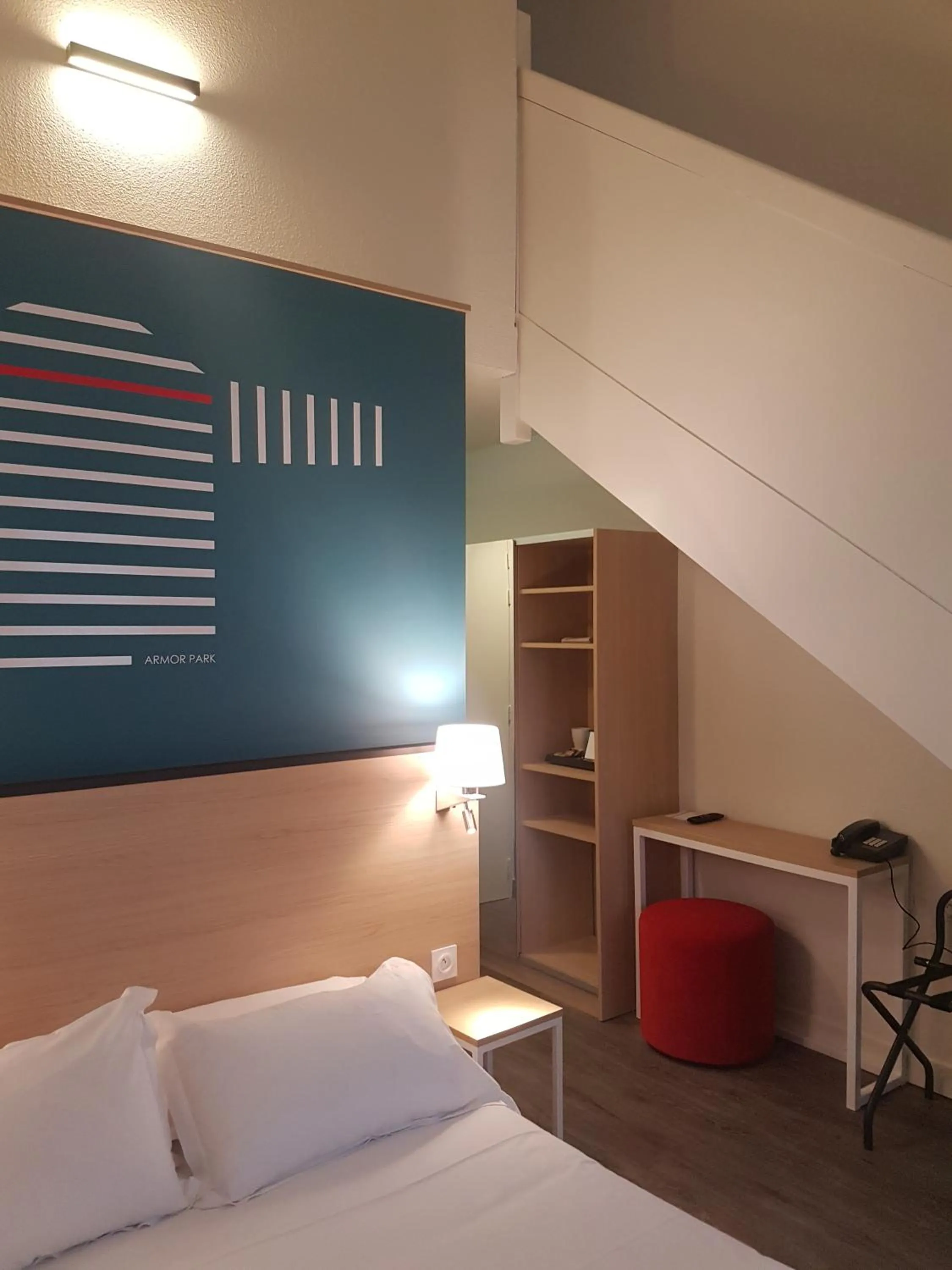 Photo of the whole room, Bed in Best Western Armor Park Dinan et Spa