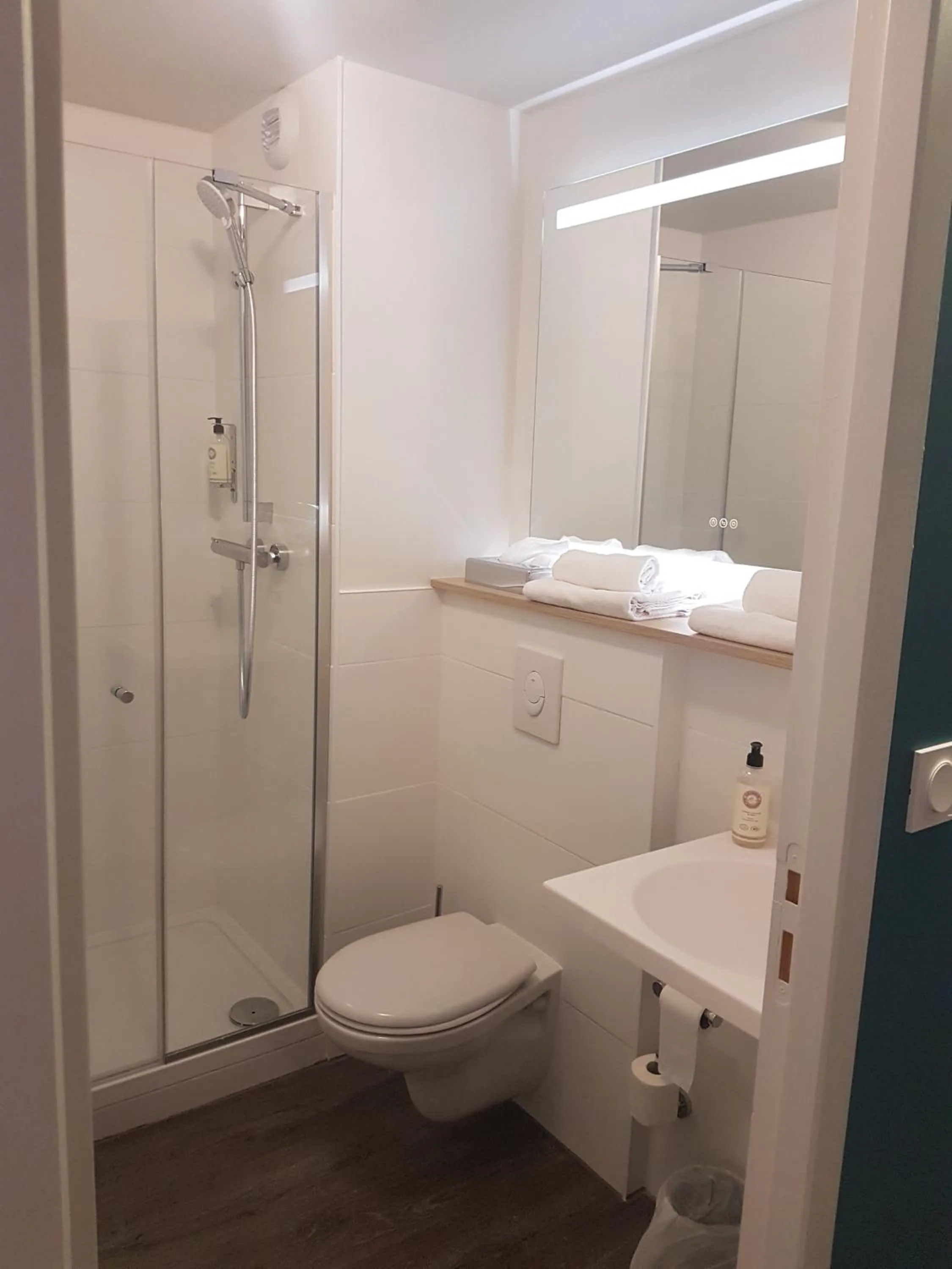 Shower in Best Western Armor Park Dinan et Spa