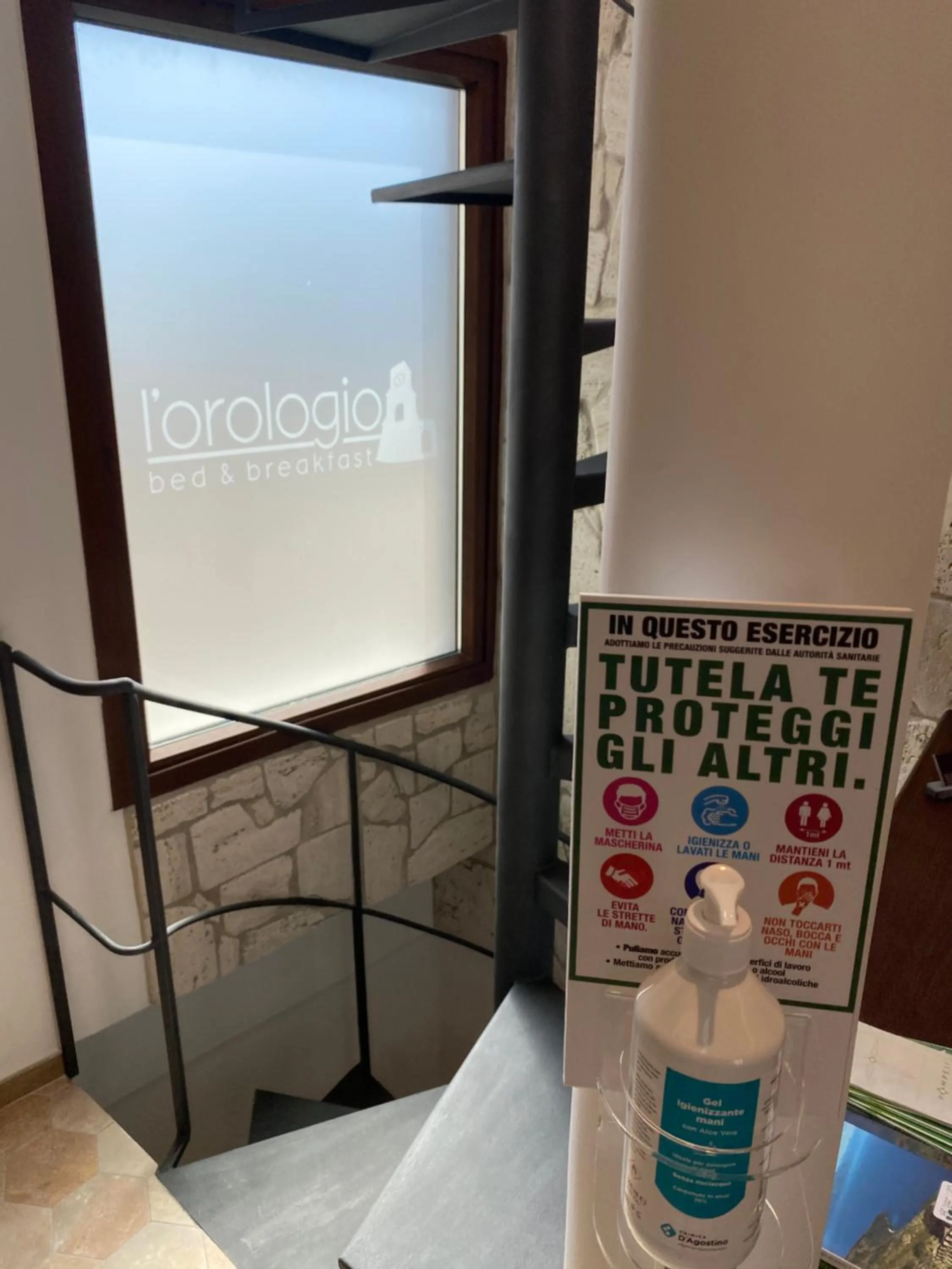 Communal lounge/ TV room in L'Orologio Bed & Breakfast