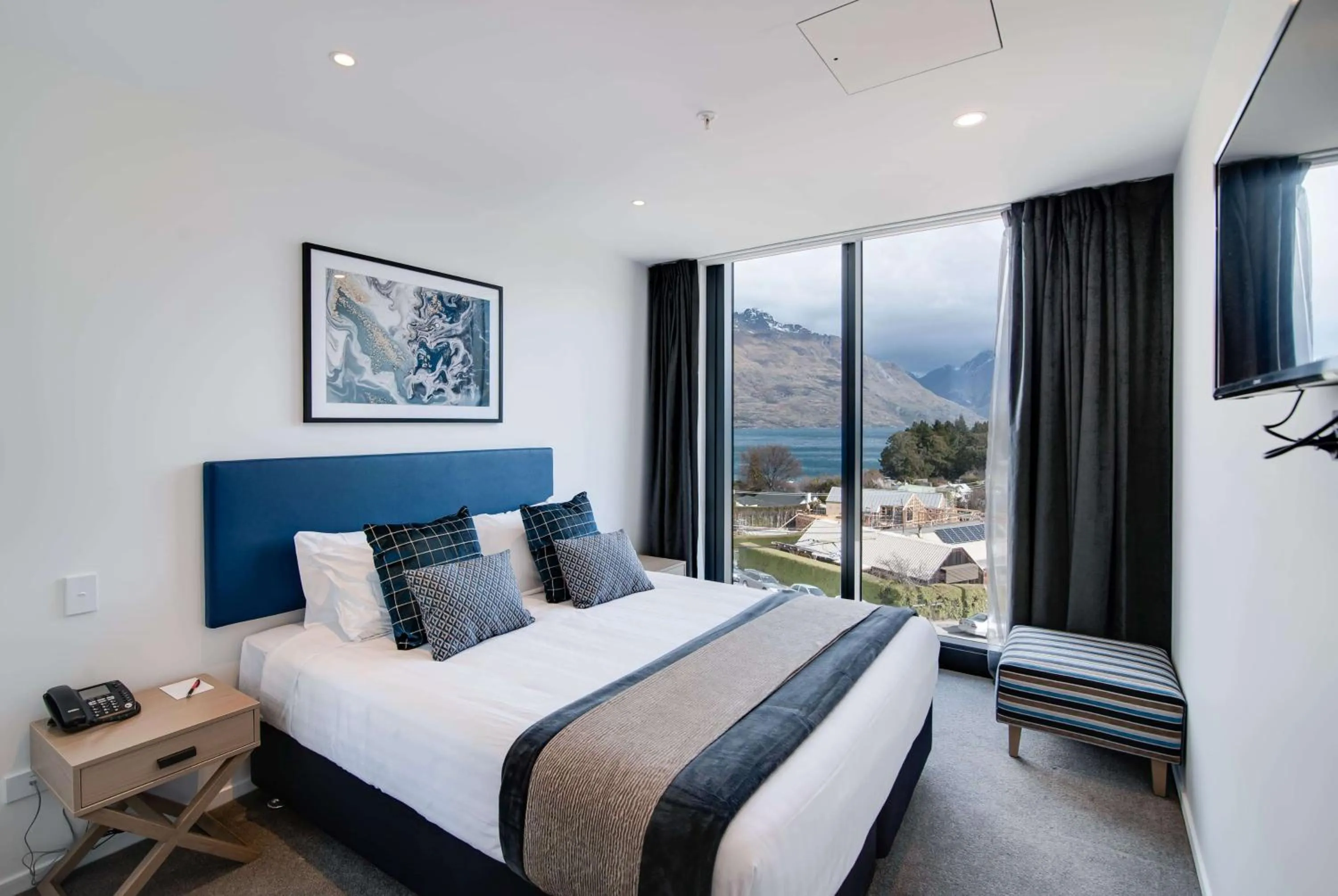 Photo of the whole room, Bed in Ramada by Wyndham Queenstown Central