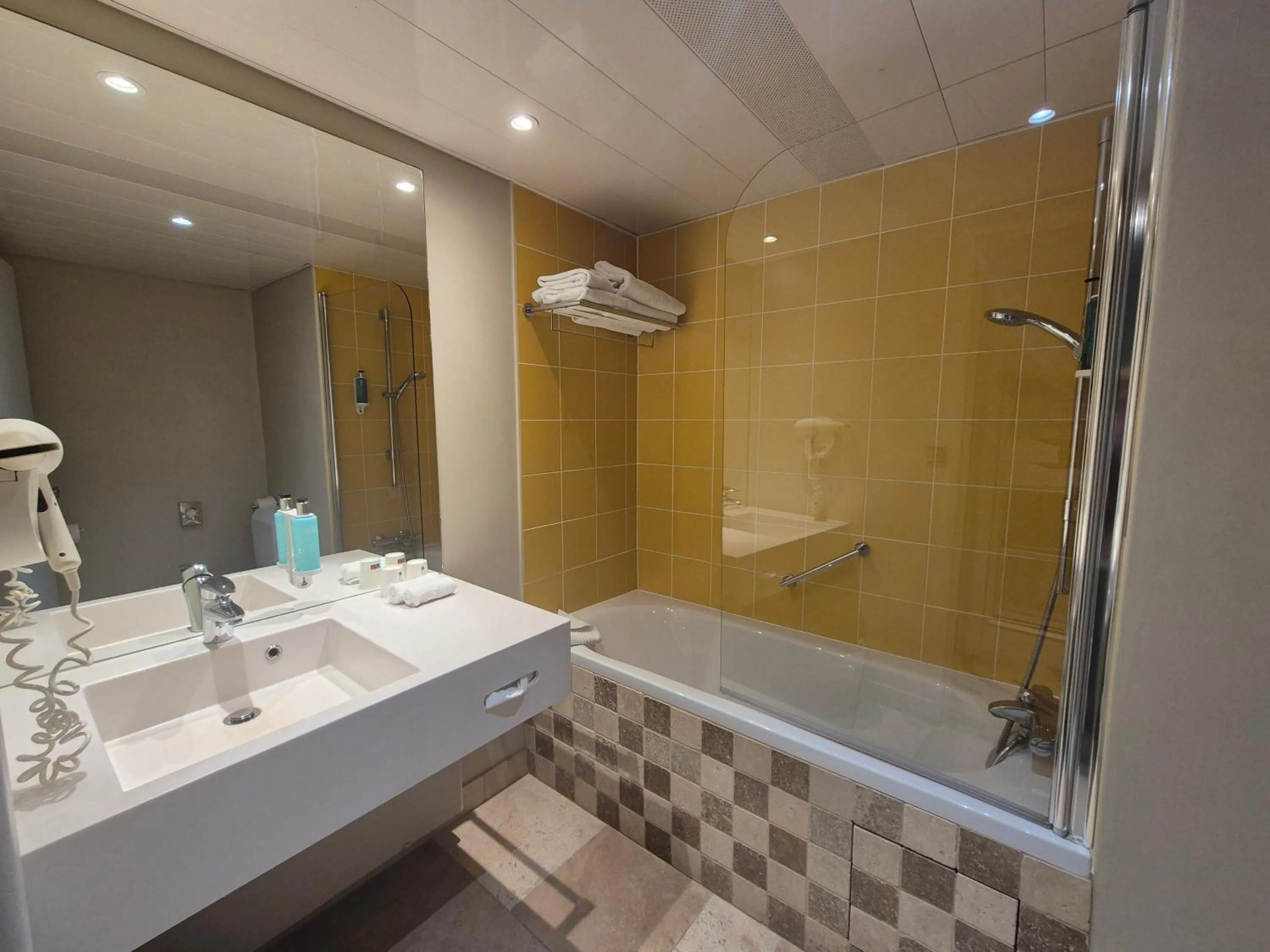 Bathroom in Hotel Mercure Parc du Coudray - Barbizon