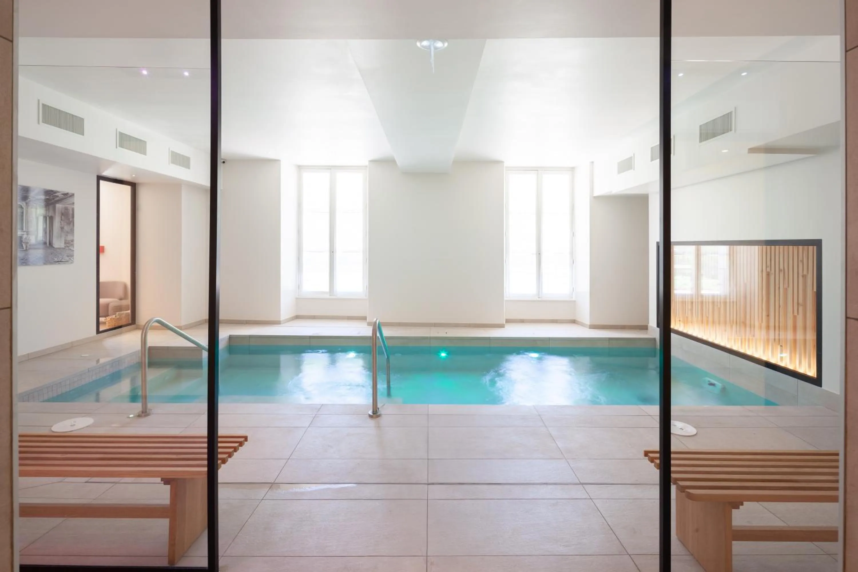 Pool view in Hotel Mercure Parc du Coudray - Barbizon